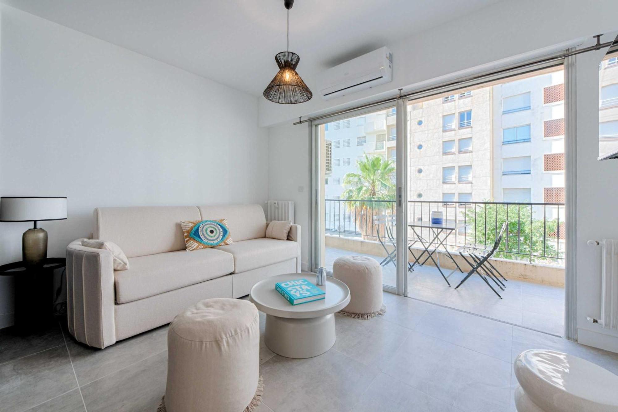 Beautiful Flat With Balcony - 200m From The *