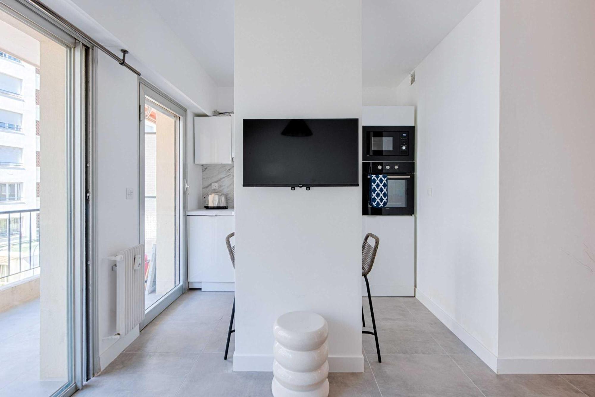 Beautiful Flat With Balcony - 200m From The Antibes