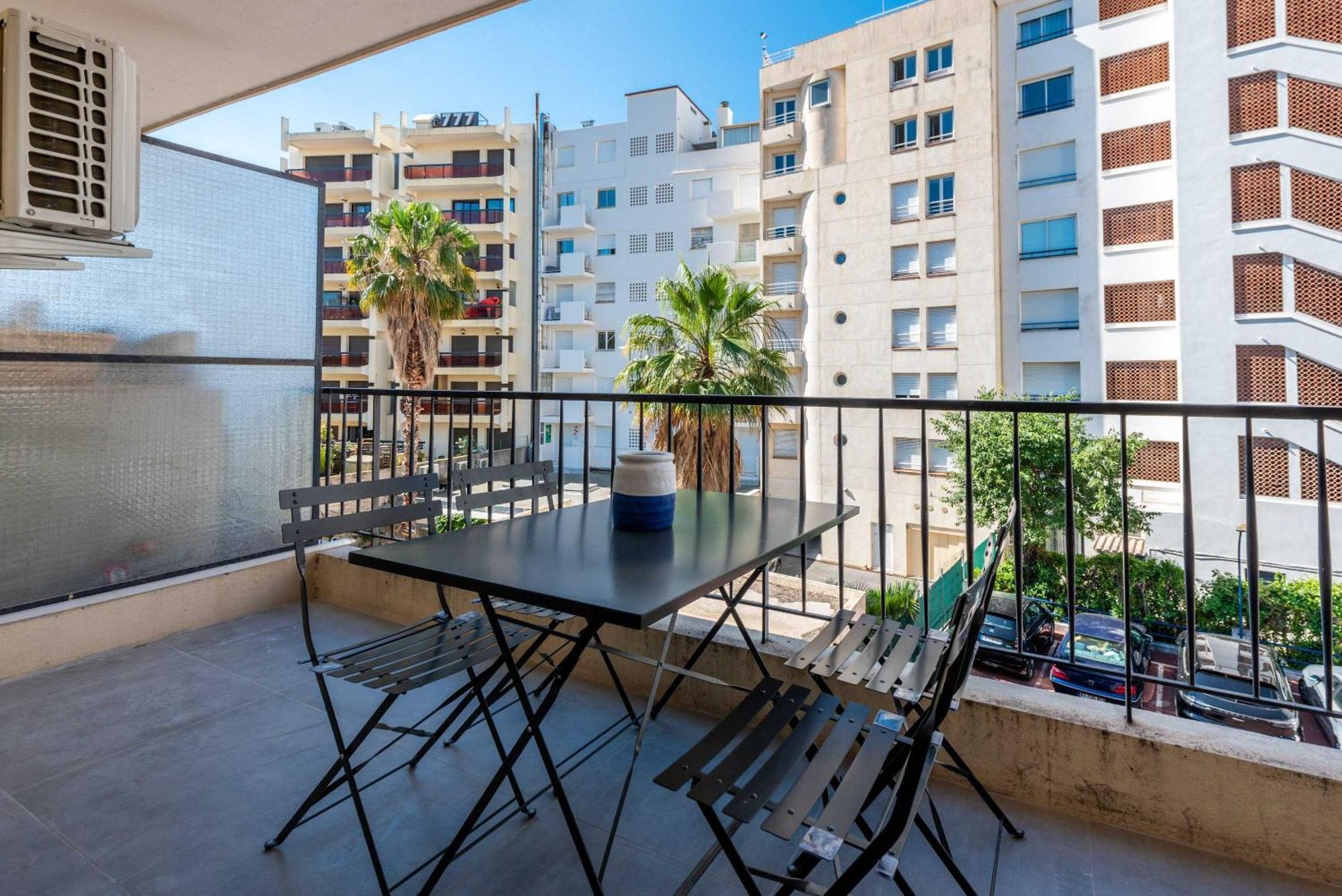 Apartment Beautiful Flat With Balcony - 200m From The *