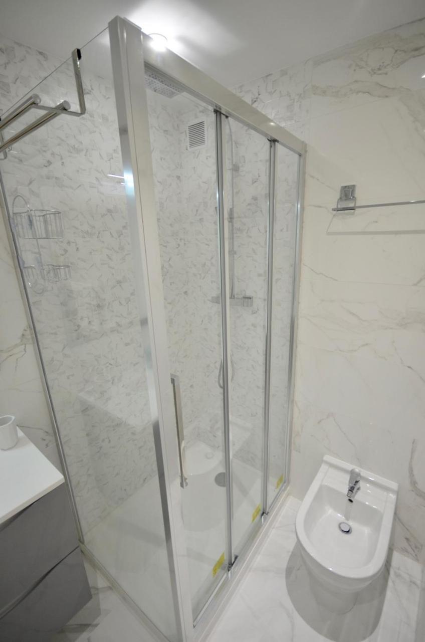 Apartment Luxueux De 2 Pieces , Etage Eleve , Terrasse Face A La , A Saisir! Antibes