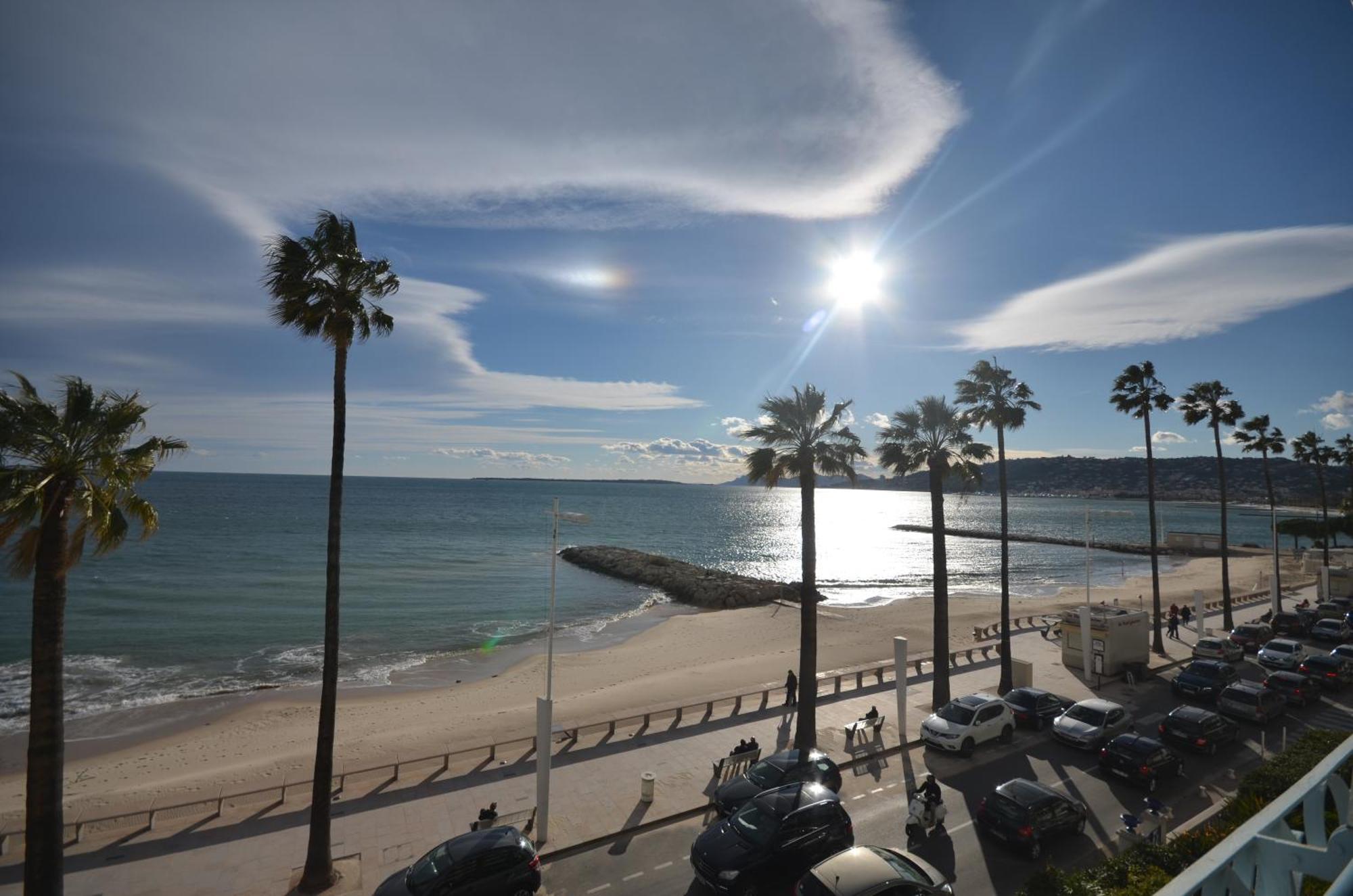 Luxueux De 2 Pieces , Etage Eleve , Terrasse Face A La , A Saisir! Antibes