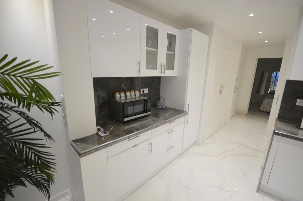 Luxueux De 2 Pieces , Etage Eleve , Terrasse Face A La , A Saisir! Apartment Antibes