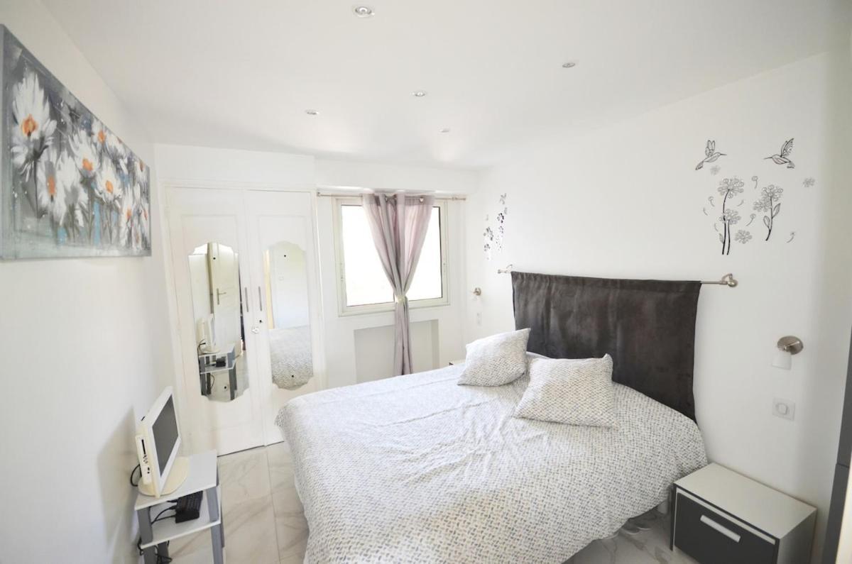 Luxueux De 2 Pieces , Etage Eleve , Terrasse Face A La , A Saisir! Apartment Antibes