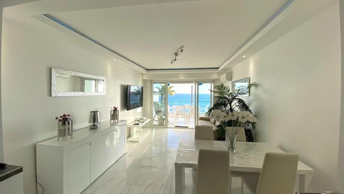 Apartment Luxueux De 2 Pieces , Etage Eleve , Terrasse Face A La , A Saisir! Antibes