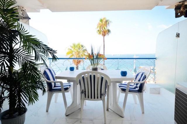 Luxueux De 2 Pieces , Etage Eleve , Terrasse Face A La , A Saisir! Antibes