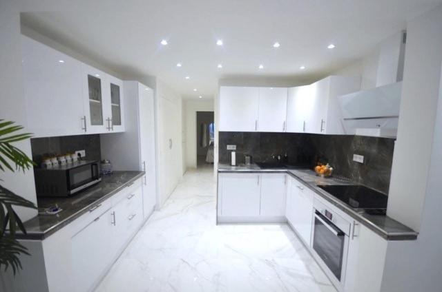 Luxueux De 2 Pieces , Etage Eleve , Terrasse Face A La , A Saisir! Apartment Antibes