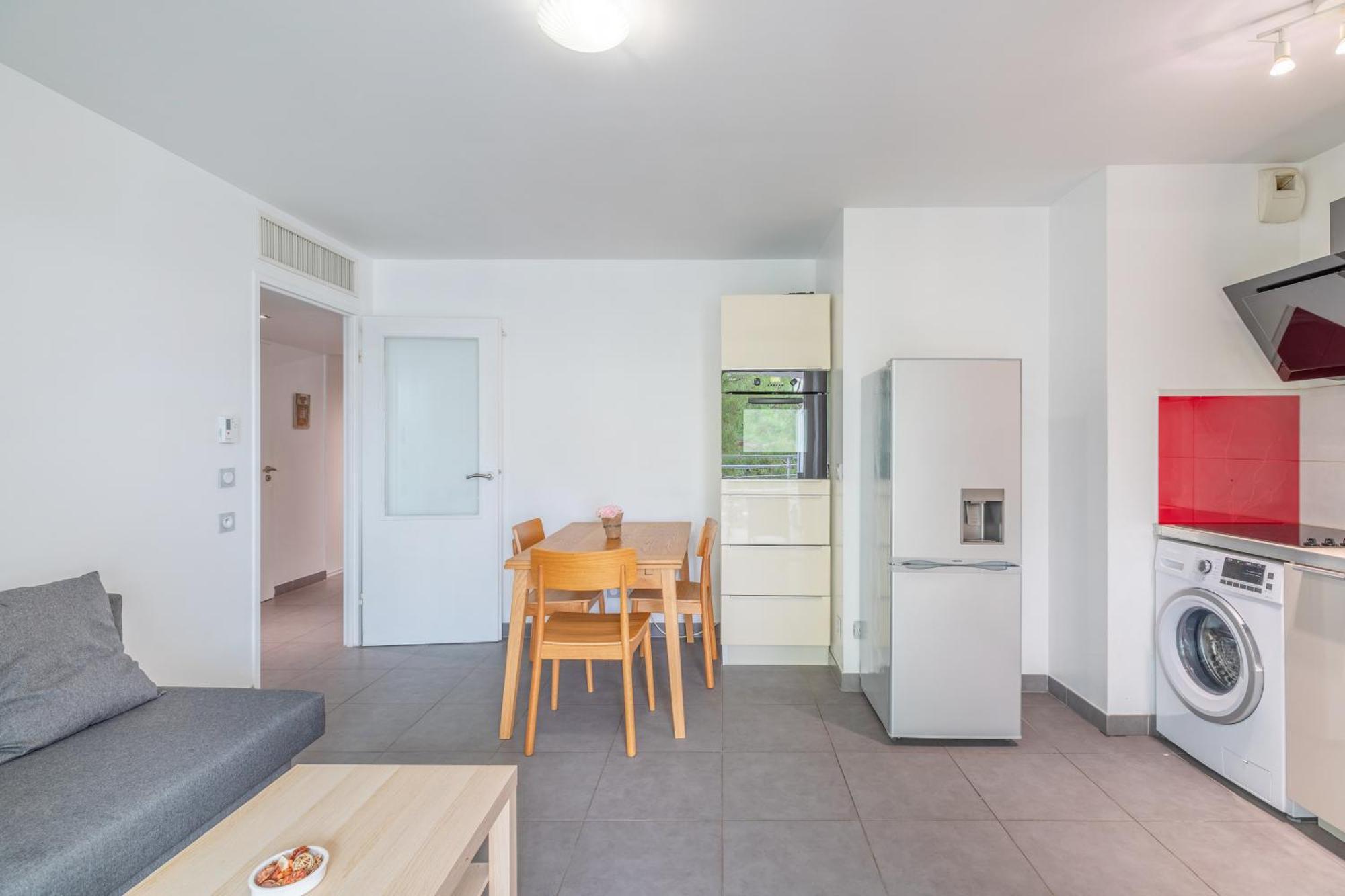 Apartment Le Printemps, Centre Juan Les Pins , 100m Des Plages, 70m De La Gare De Juan Les Pins *