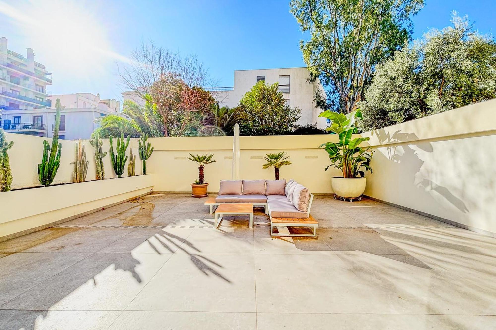 2p Just Steps From Beaches