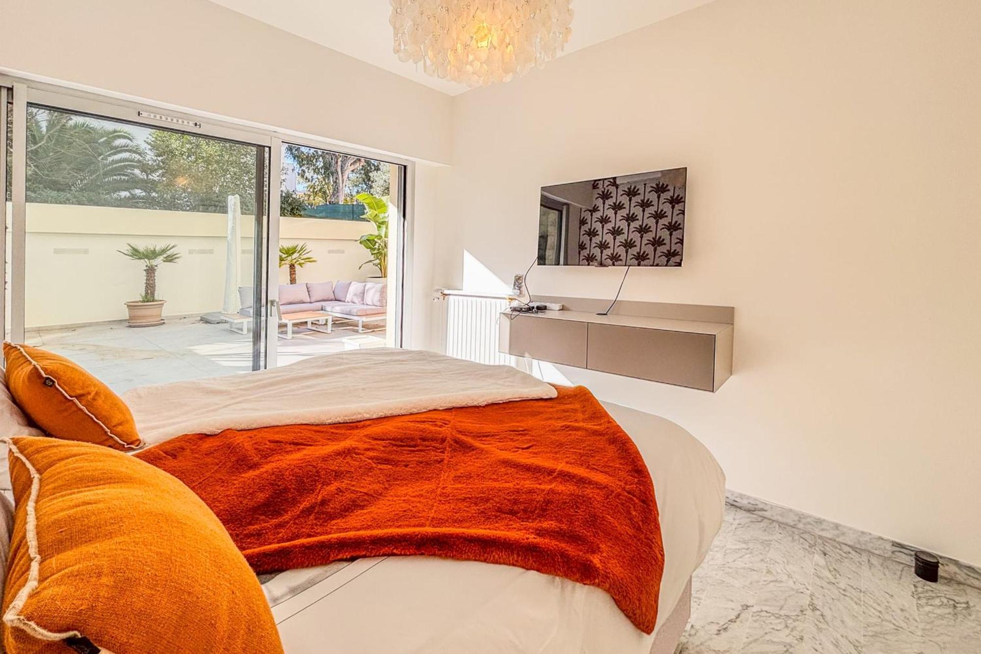 2p Just Steps From Beaches *