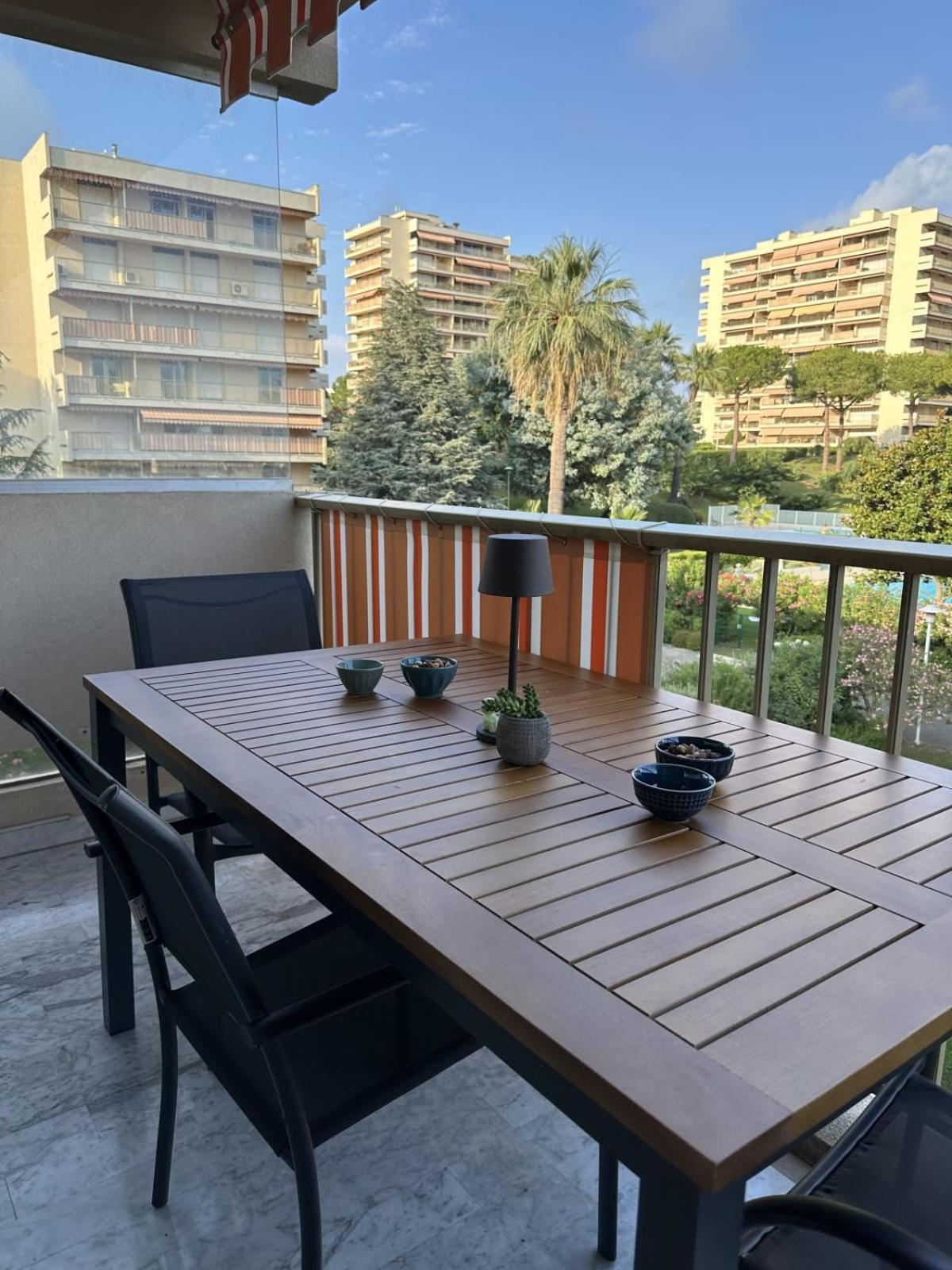 Apartment Cozy Flat With Pool And Balcony