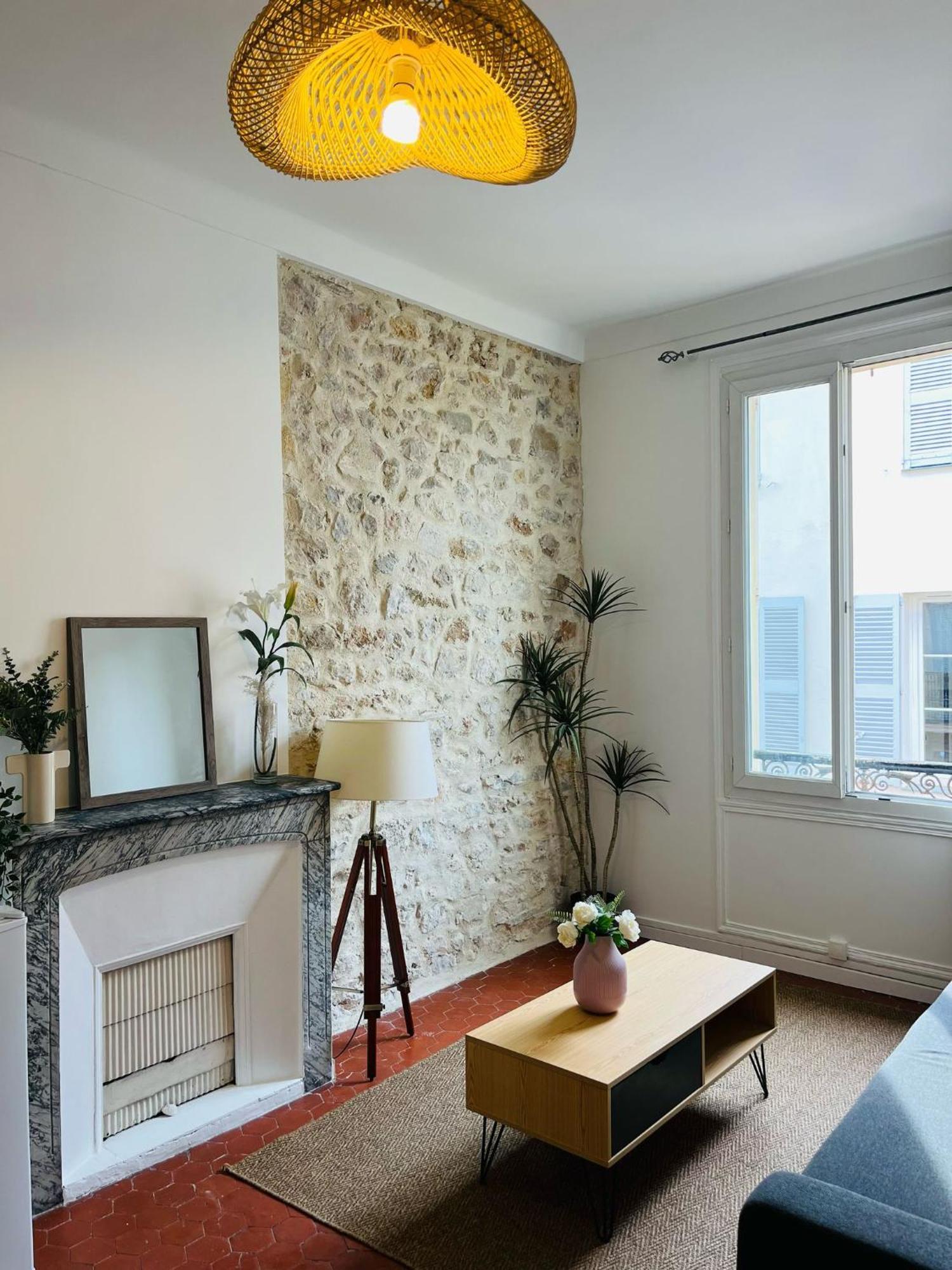 Apartment En Plein Coeur Du Vieil Antibes, Vue Sur Place Romantique *
