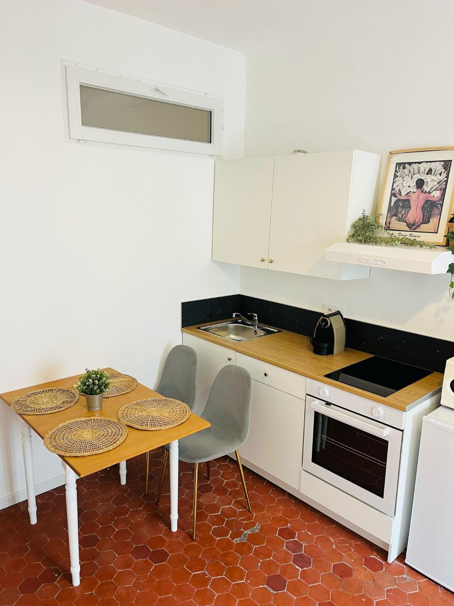 Apartment En Plein Coeur Du Vieil Antibes, Vue Sur Place Romantique Antibes