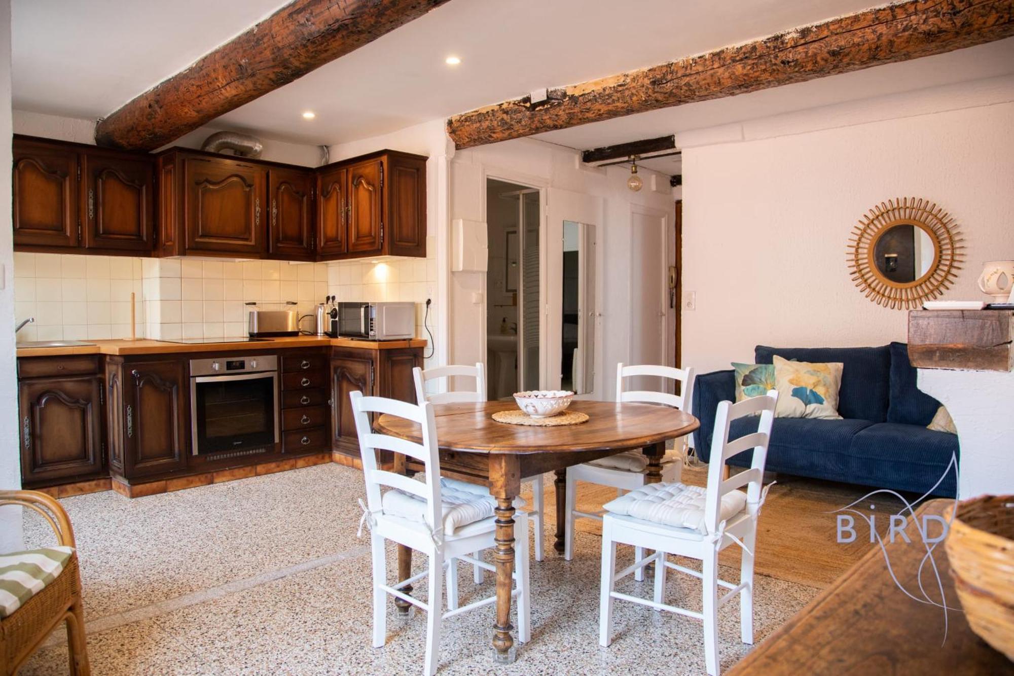 Beautiful Authentic In The Heart Of Old Apartment *