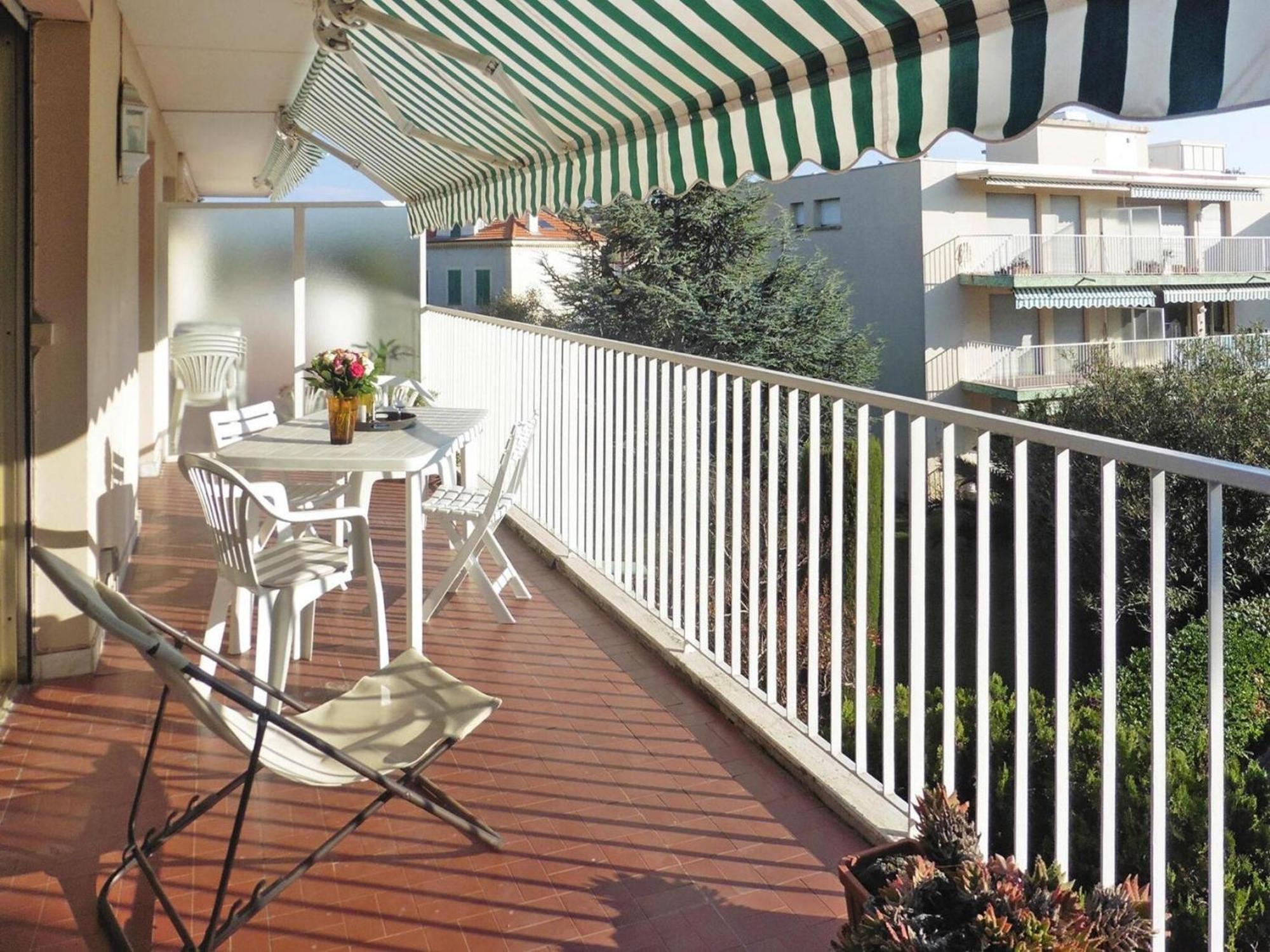 Cosy Flat With Balcony-terrace, Apartment Antibes