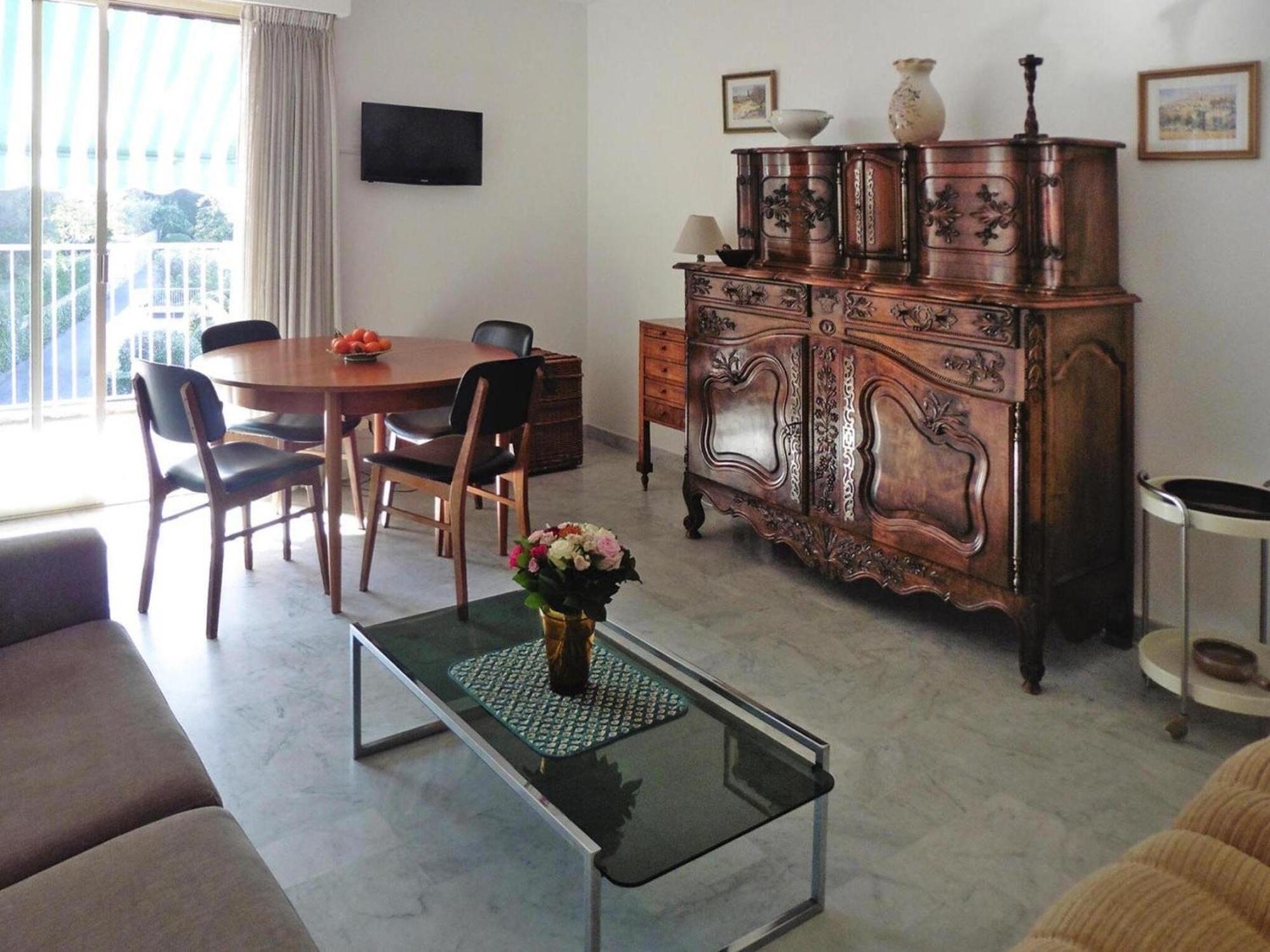 Cosy Flat With Balcony-terrace, Apartment Antibes