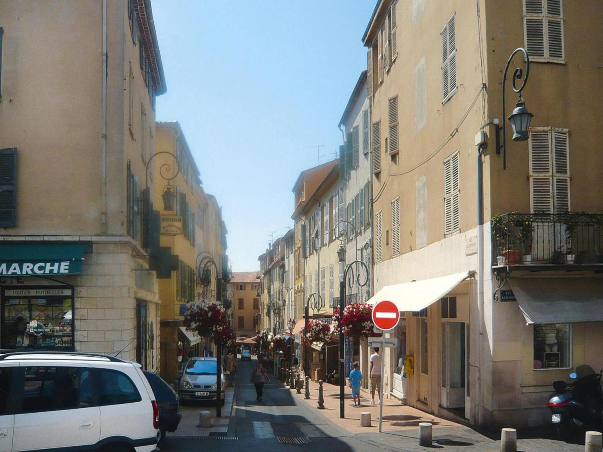 Cosy Flat With Balcony-terrace, Apartment Antibes