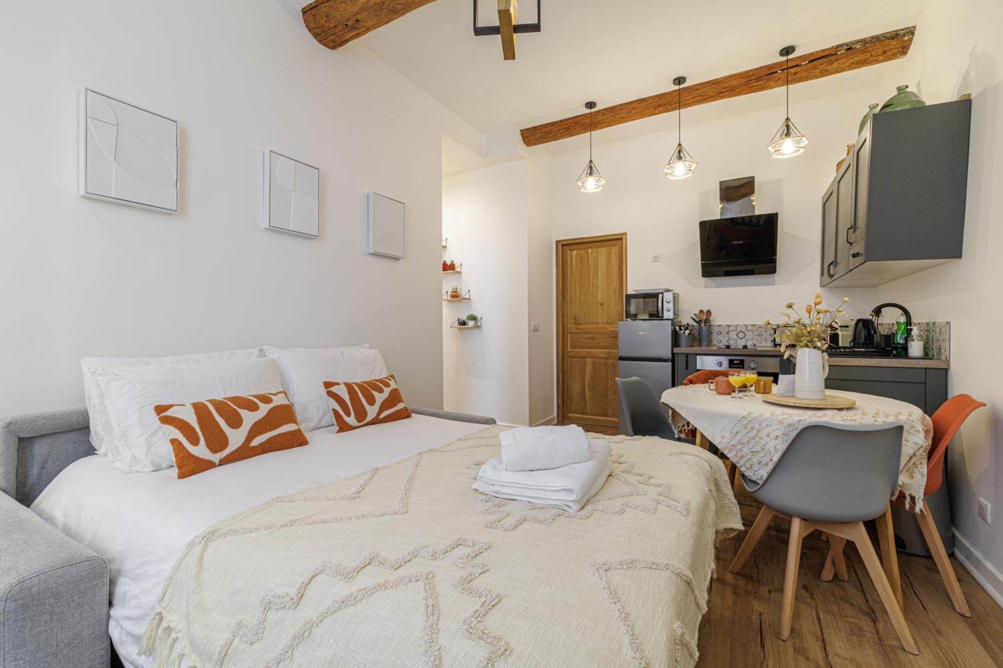 Old Town Superb New Flat, For 3, Ac, Wi-fi * Antibes