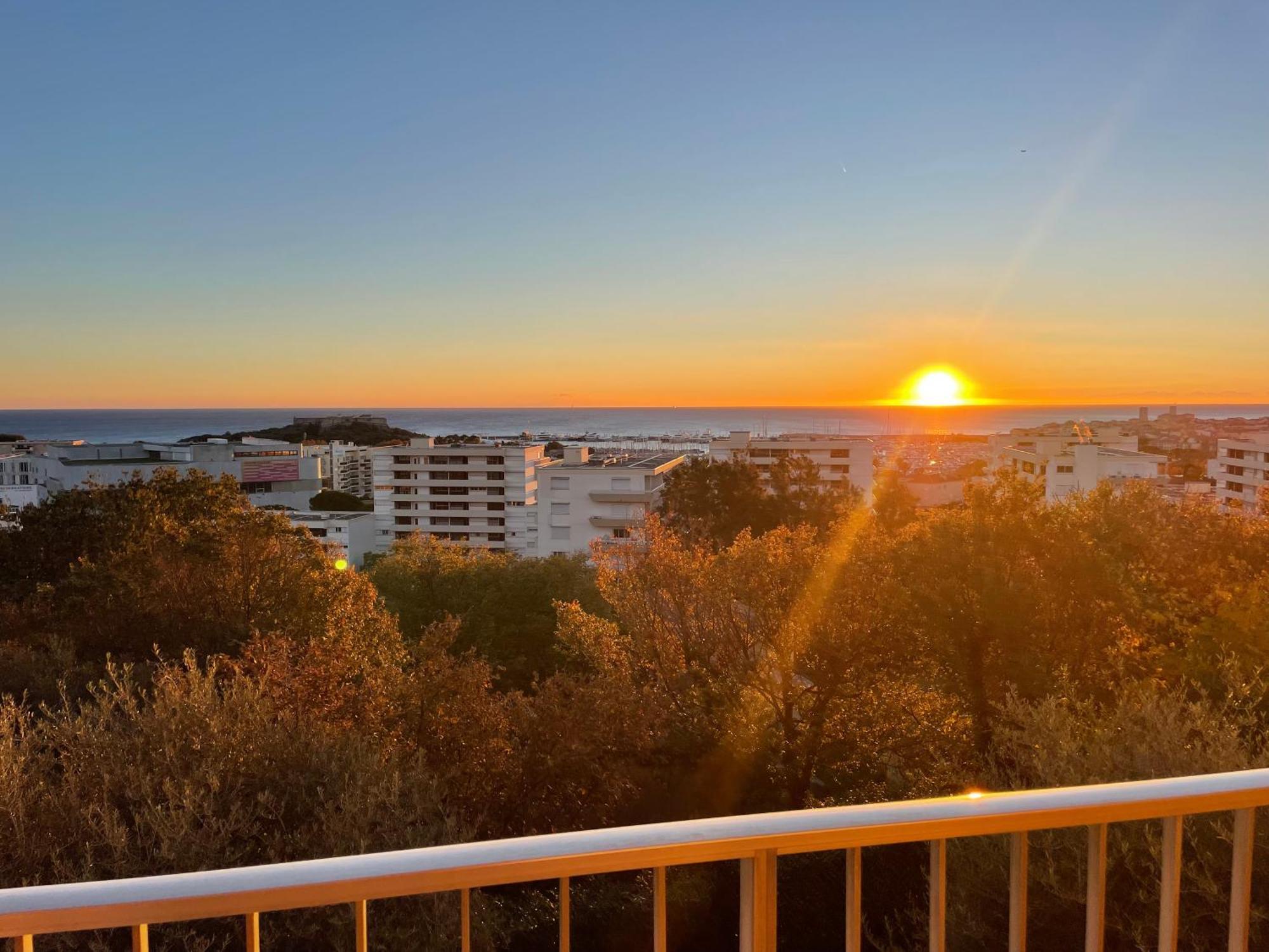 Superbe 2 Pieces Antibes Vue Mer, Piscine, Parking