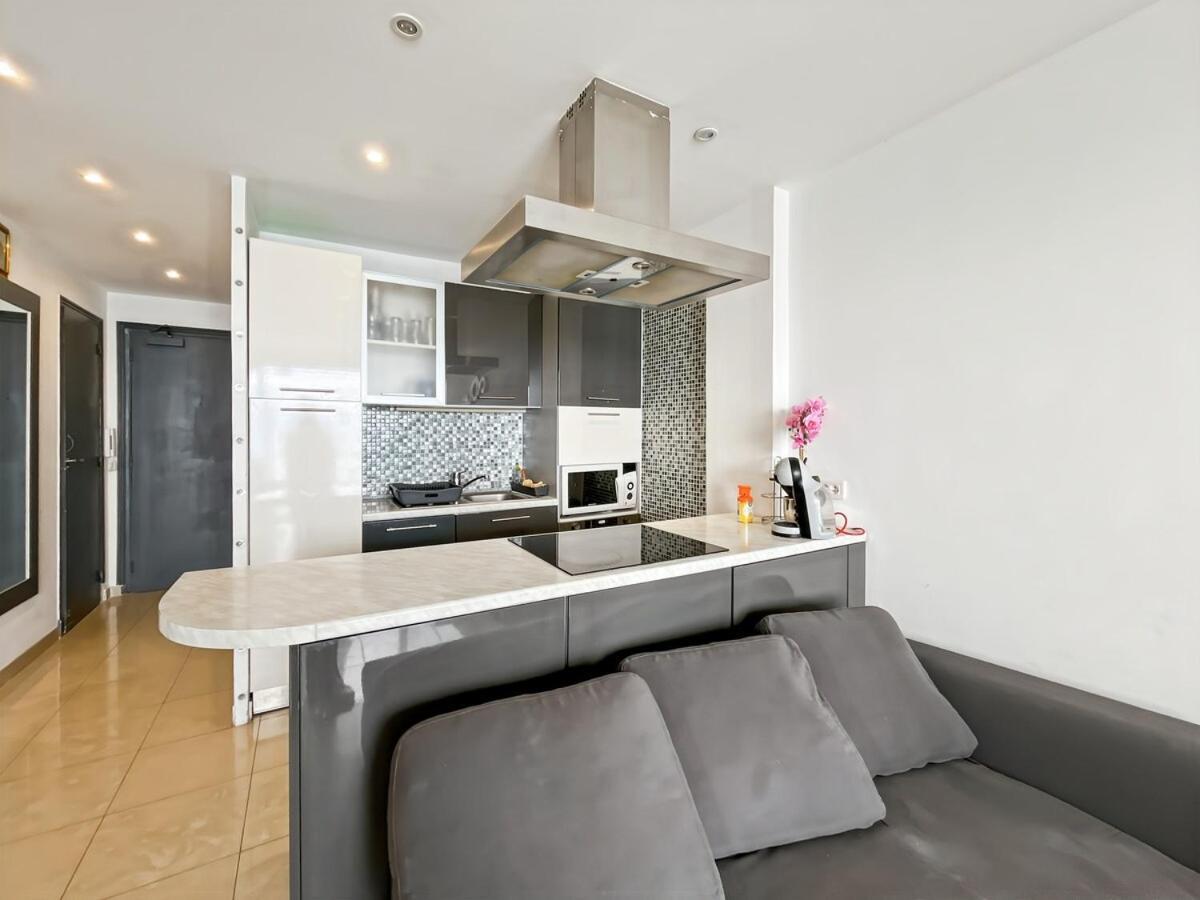 Front De Apartment