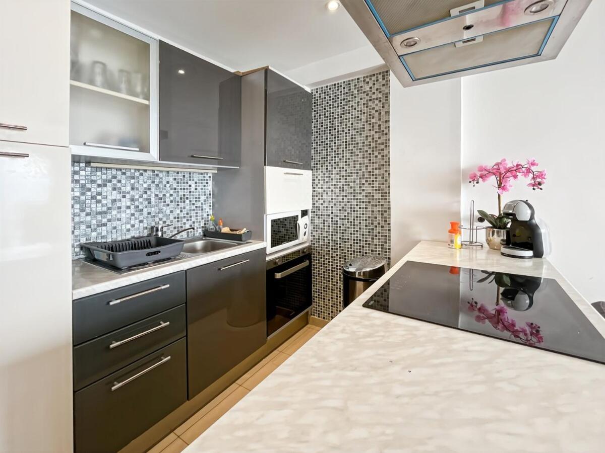 Front De Apartment *