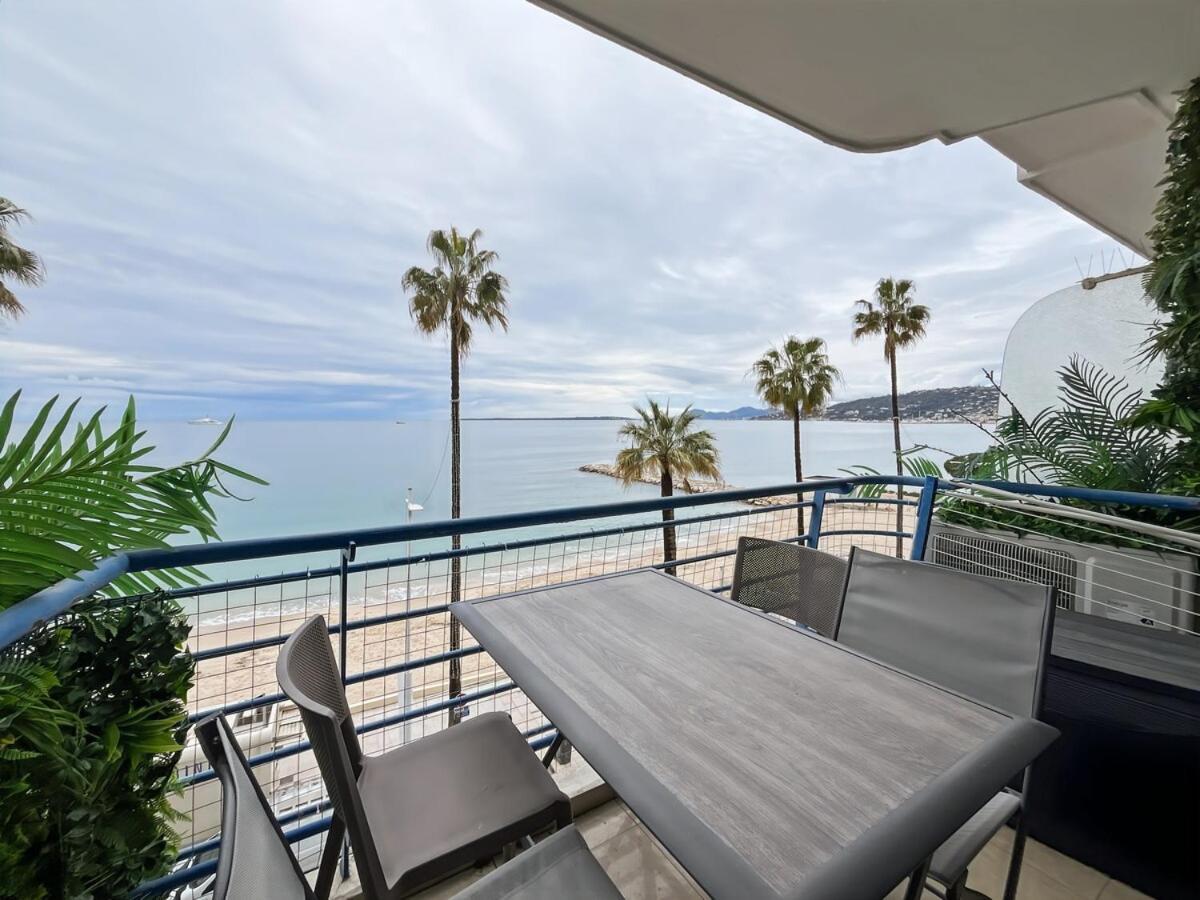 Apartment Front De *
