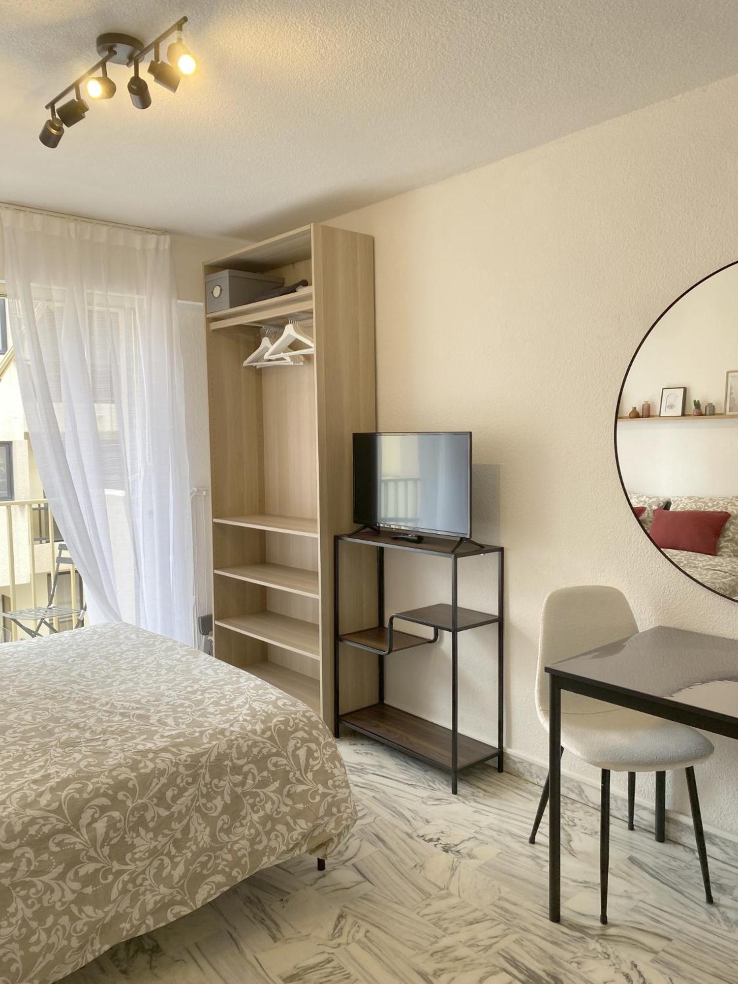 A Deux Pas Des Plages Et Au Coeur Du Vieil , Beau Renove Apartment *