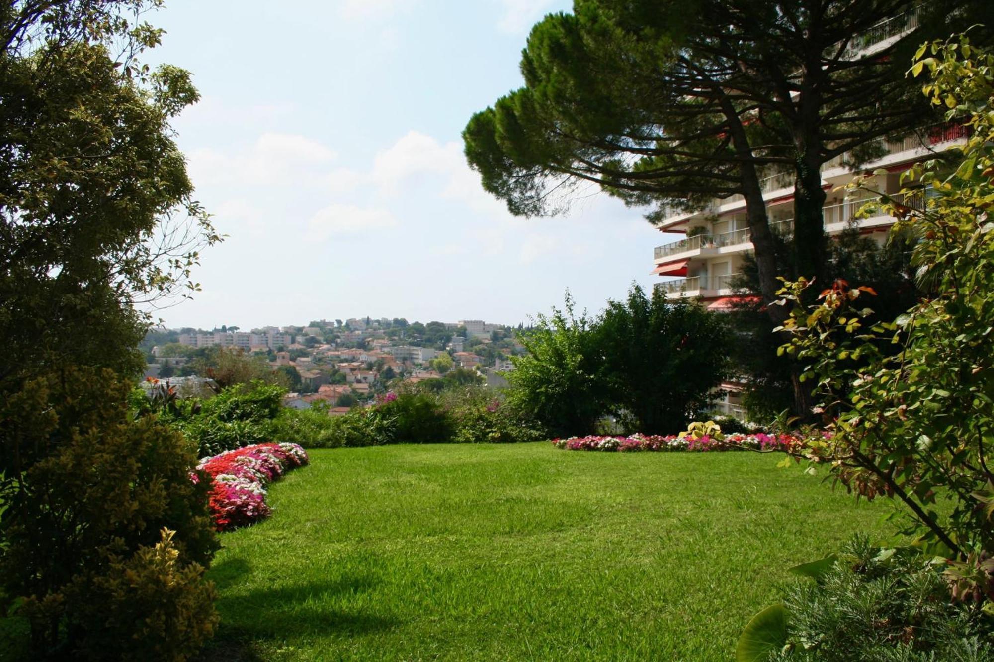Apartment Sea View & Gardens In