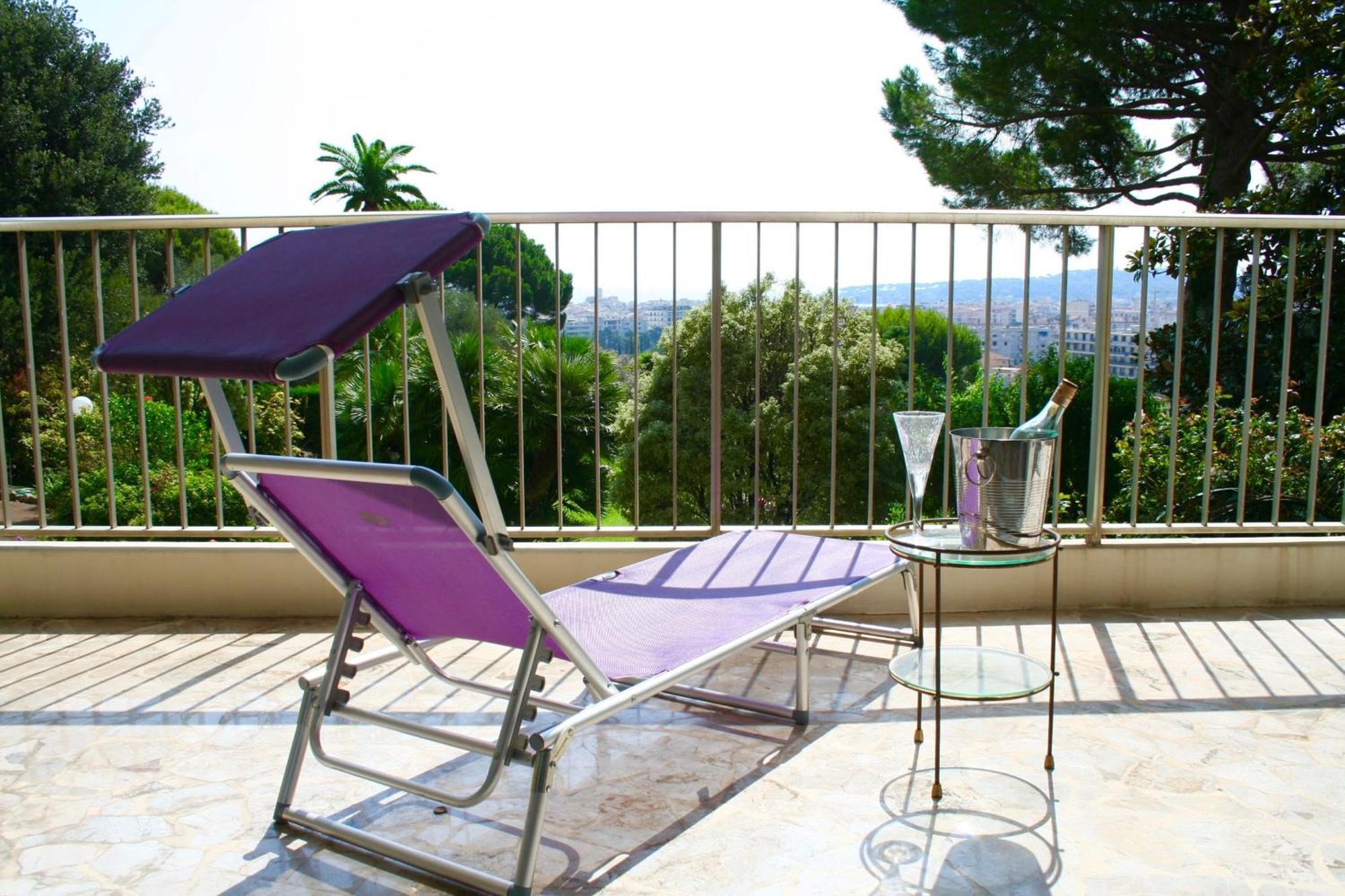Sea View & Gardens In Apartment