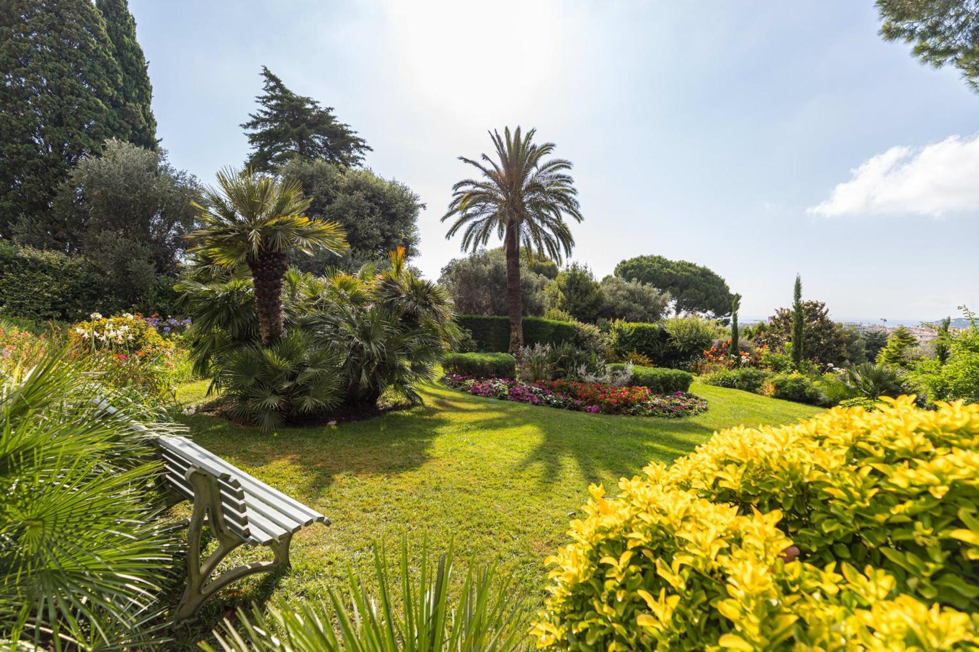 Sea View & Gardens In Apartment