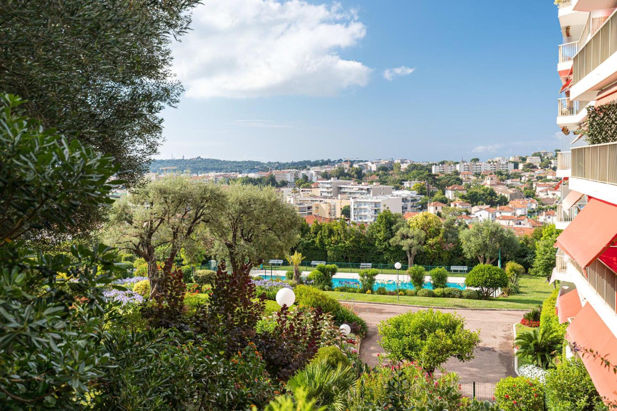 Sea View & Gardens In Apartment Antibes