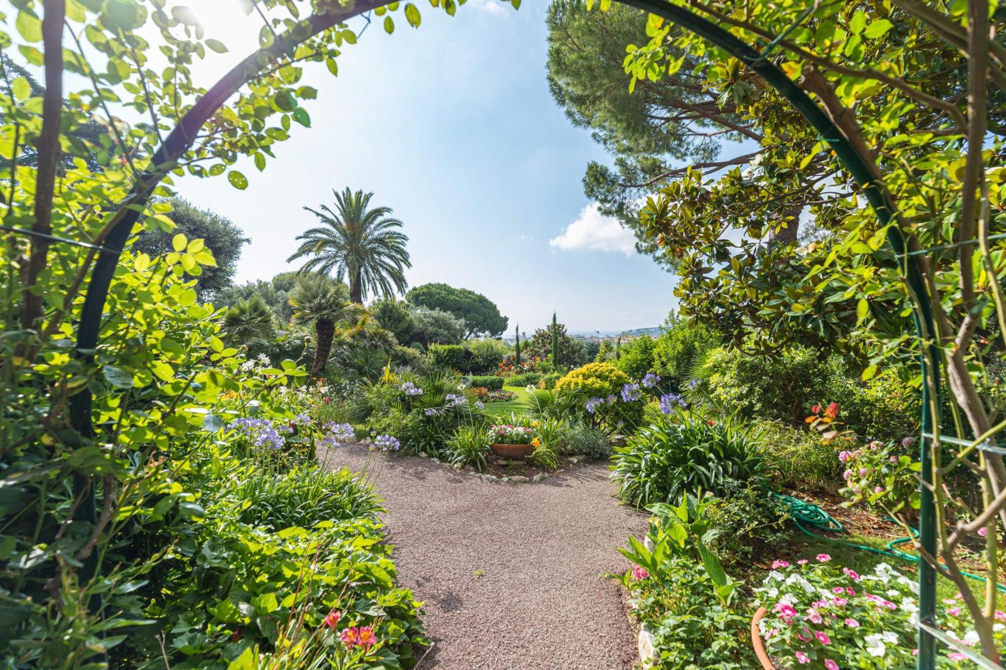 Apartment Sea View & Gardens In *