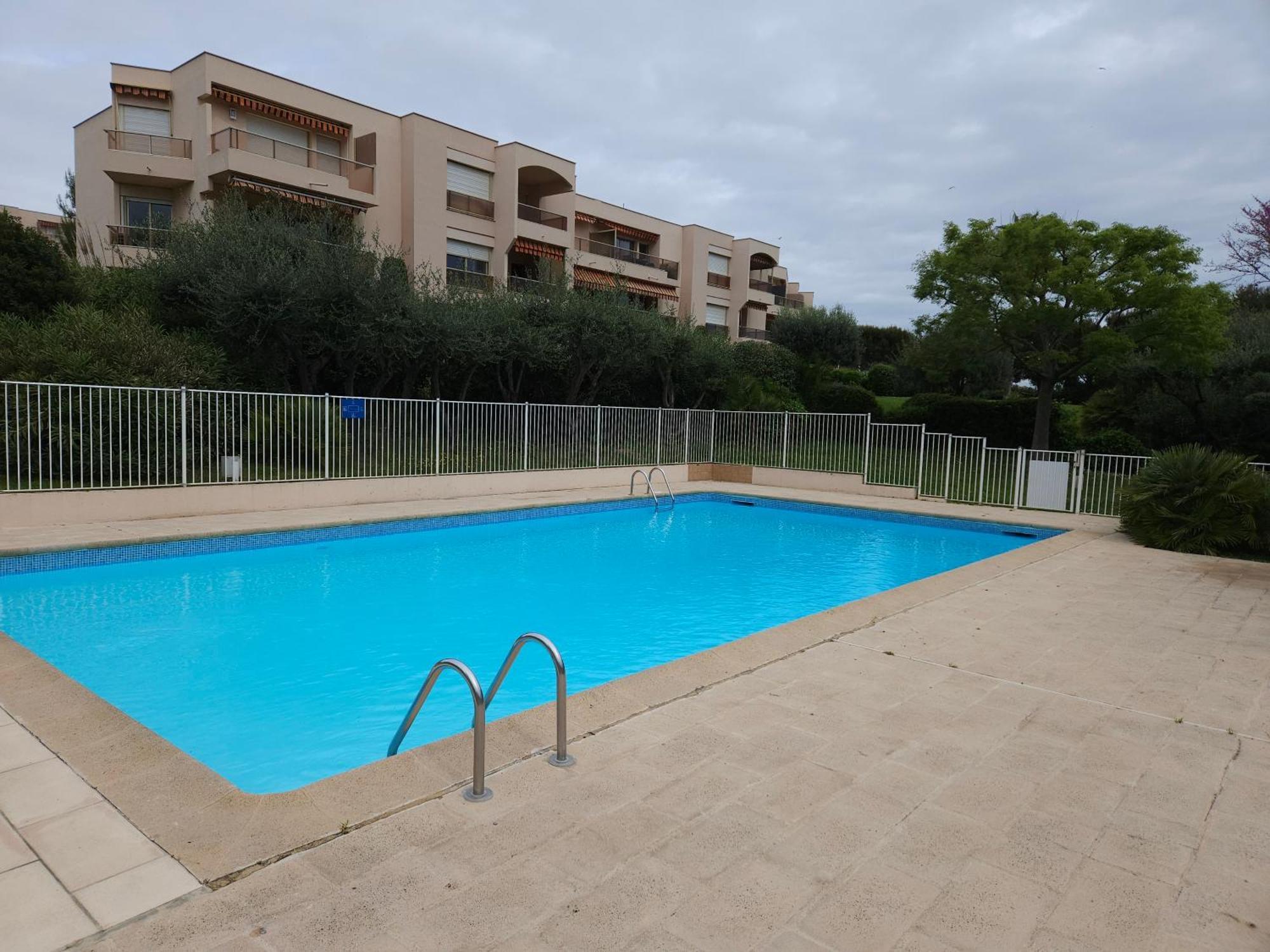La Louisiane 2 Pieces Rez-de-jardin Piscine Apartment *