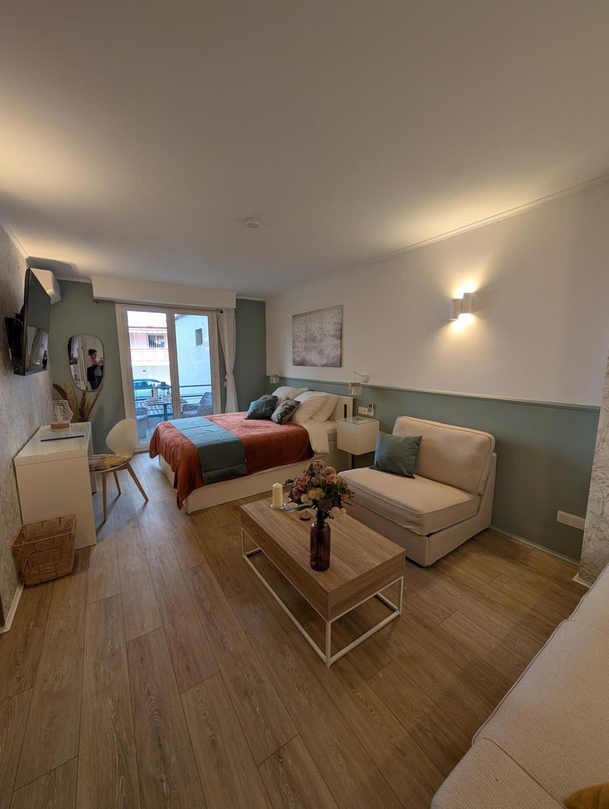 Luxury Next To Beaches And Old Town Apartment