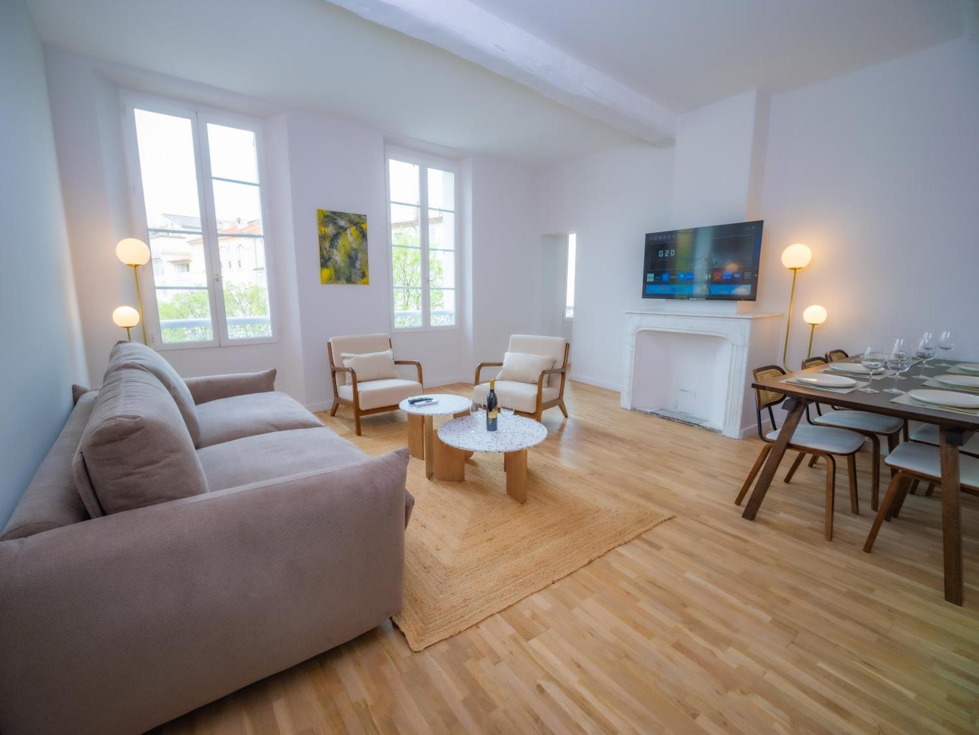 #201-heart Of Vieil - Place Nationale-high-end Newly Renovated & Furnished *