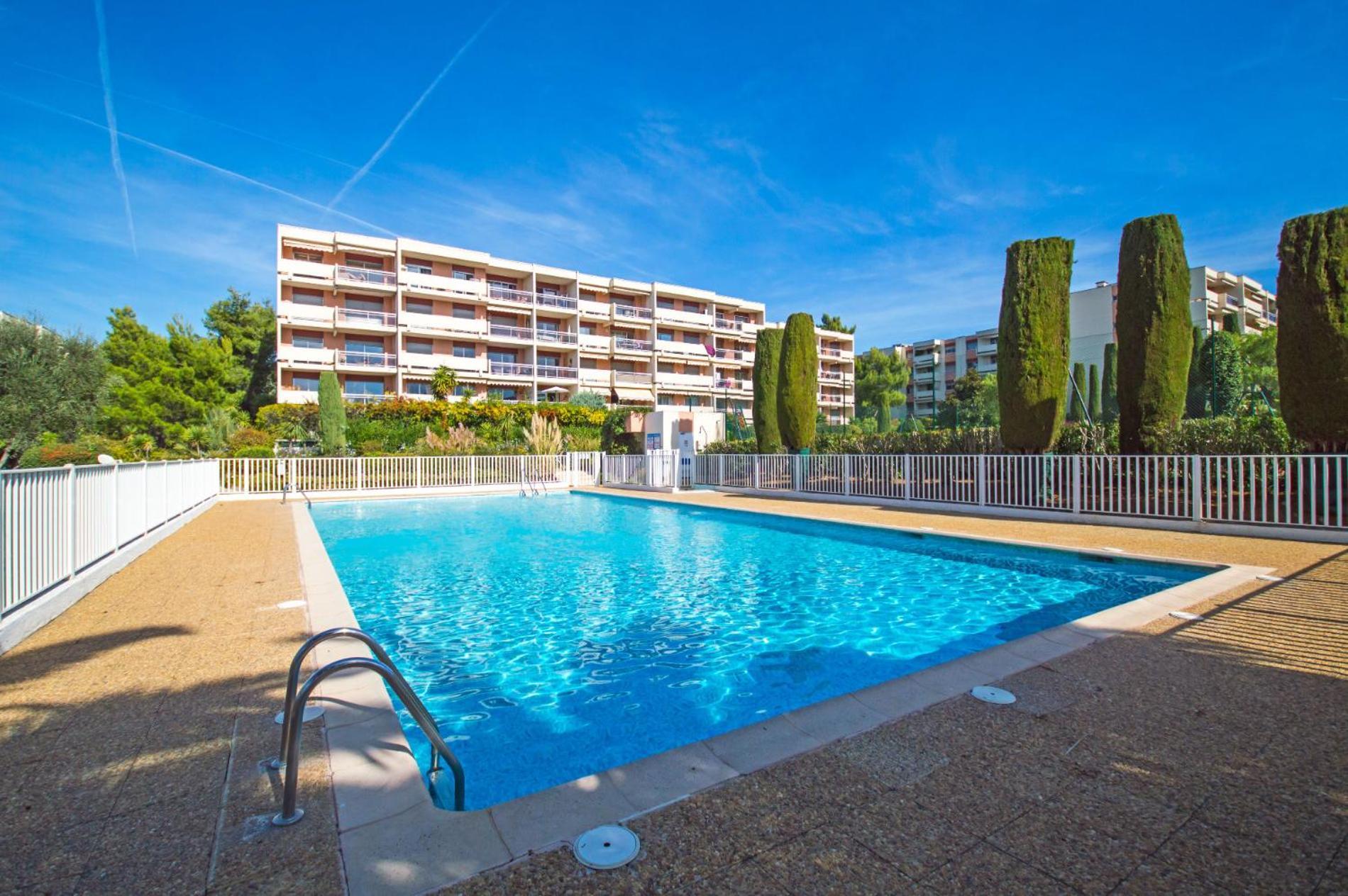 Eden Bleu, Parking, Piscine, Tennis Et Soleil Antibes