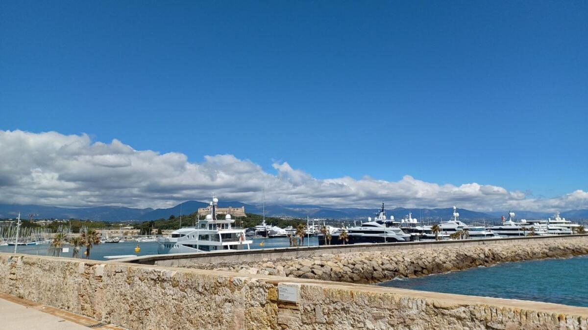 Apartment Juan Les Pins Tanit Le Gebal Studio Climatise Vue Sur Mer Piscine