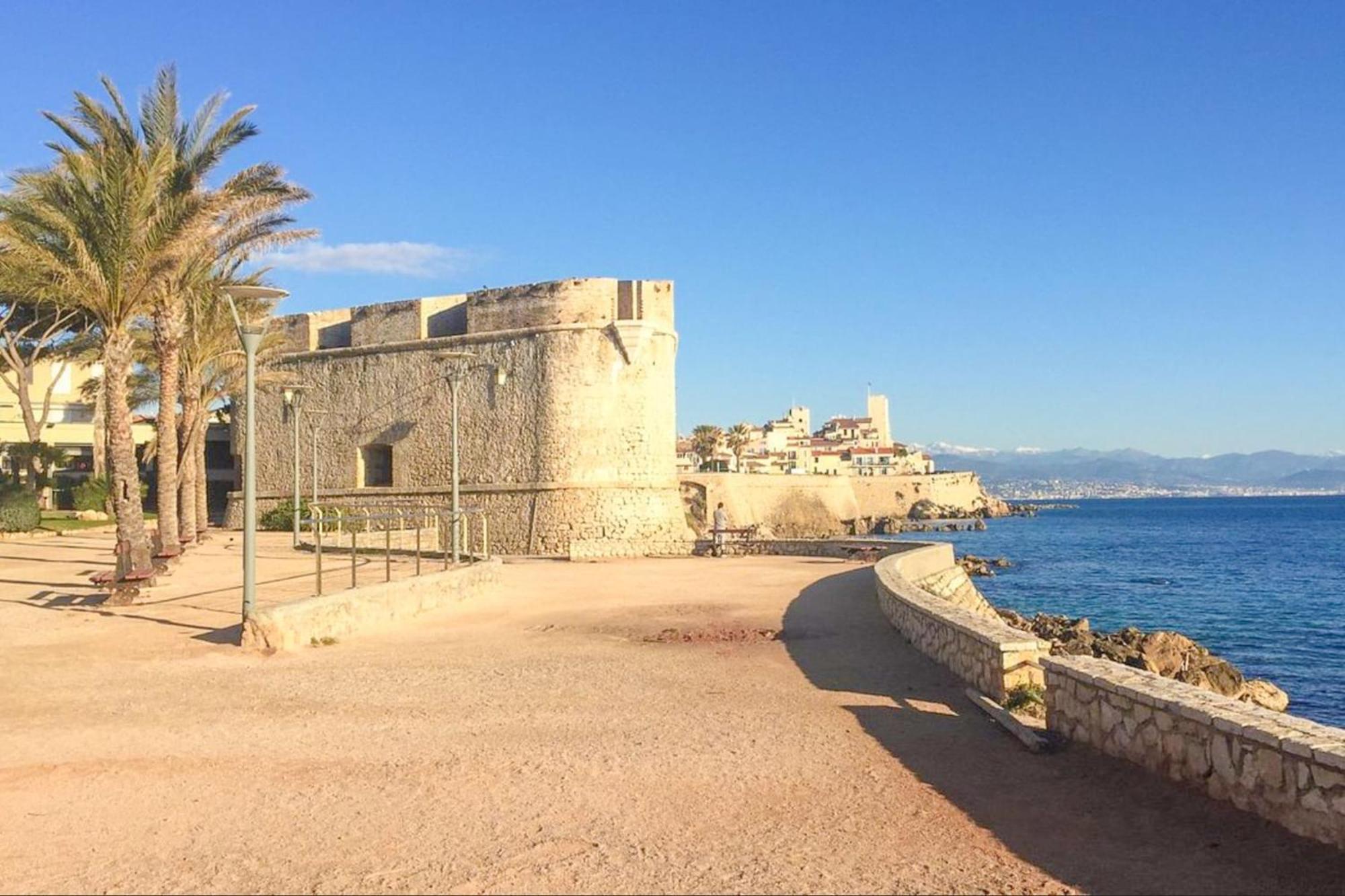 4 Guests Front Of The Sea Holiday home Antibes