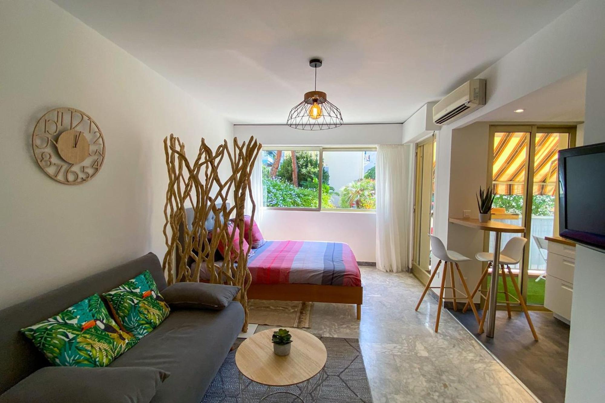Apartment Charming Flat With Balcony In Juan Les Pins *