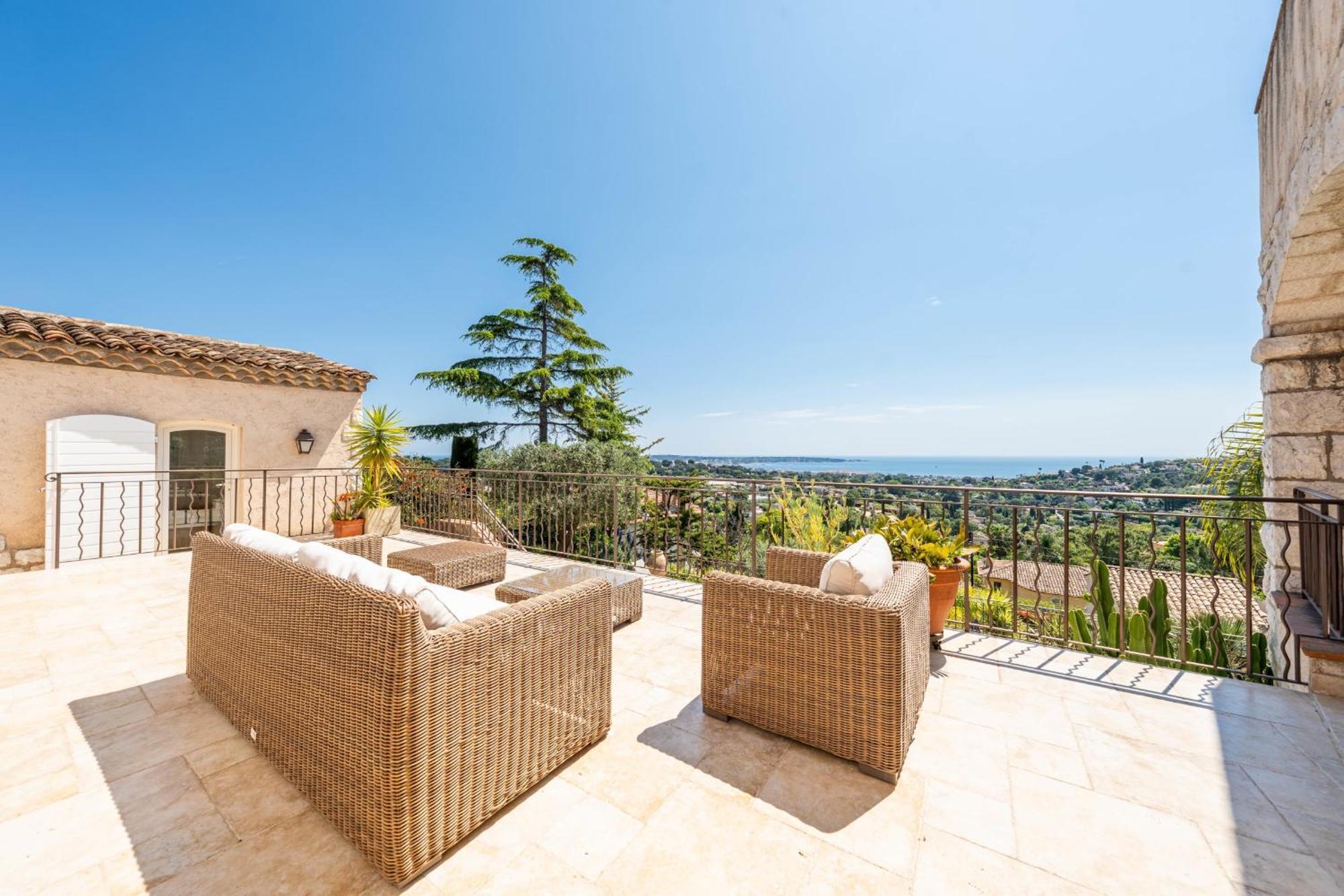 Villa 4-bedroom With Swimming Pool Garden And Sea Views *