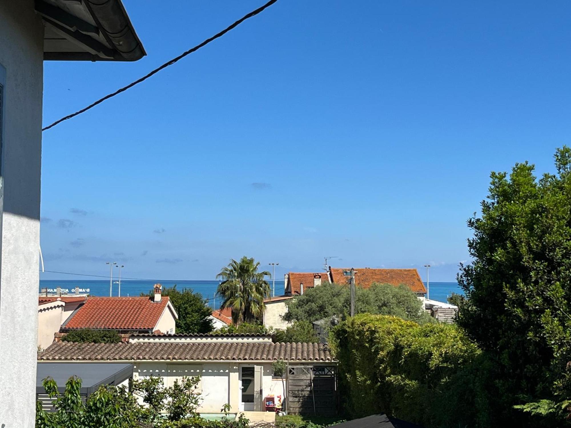 La Desiree ,haut De La Villa, Entierement Renovee, 4 Etoiles, Climatise, Parking Prive Et 120m2 De Jardin * Antibes