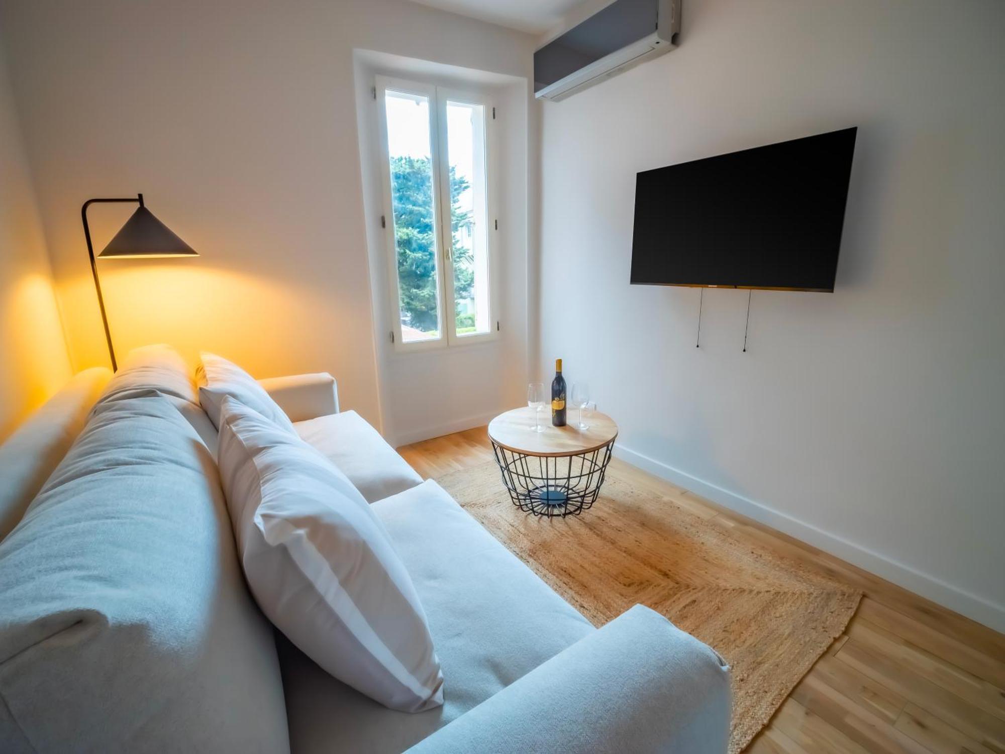 Appartement #202-heart Of Vieil - Place Nationale-high-end Newly Renovated & Furnished