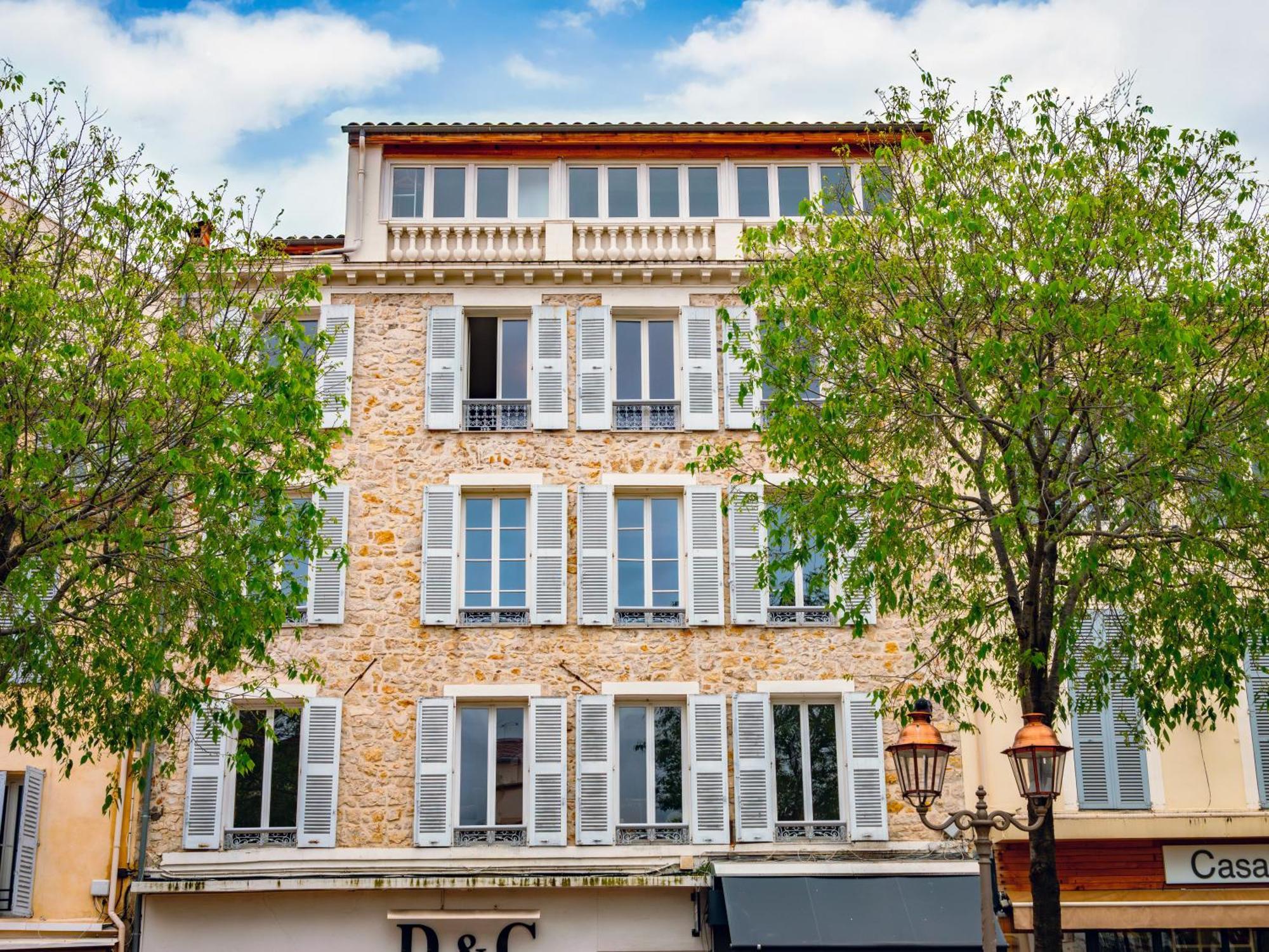 Appartement #202-heart Of Vieil - Place Nationale-high-end Newly Renovated & Furnished