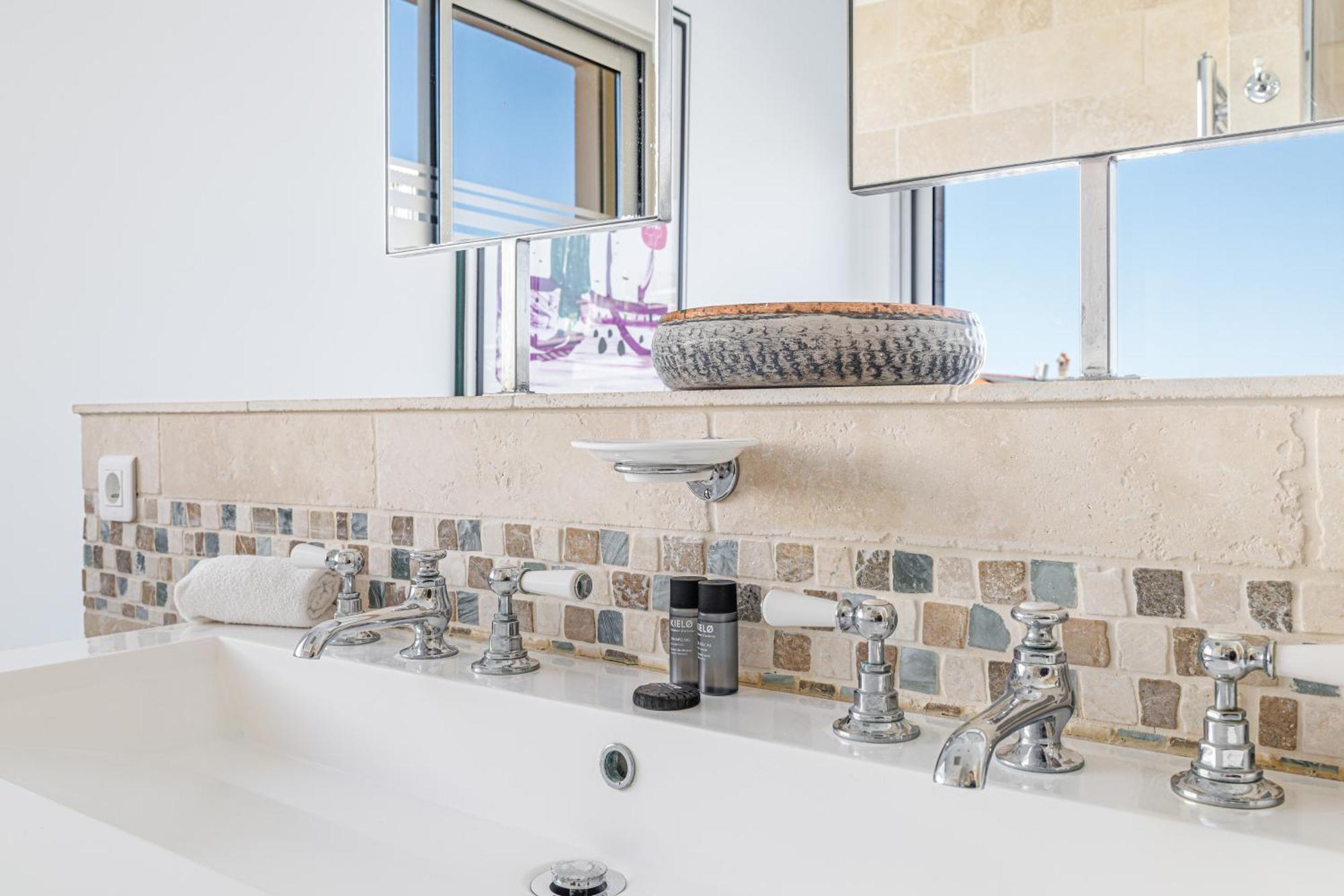 Skyline 2-bedroom Flat With Epic Views - Roi Chevalier