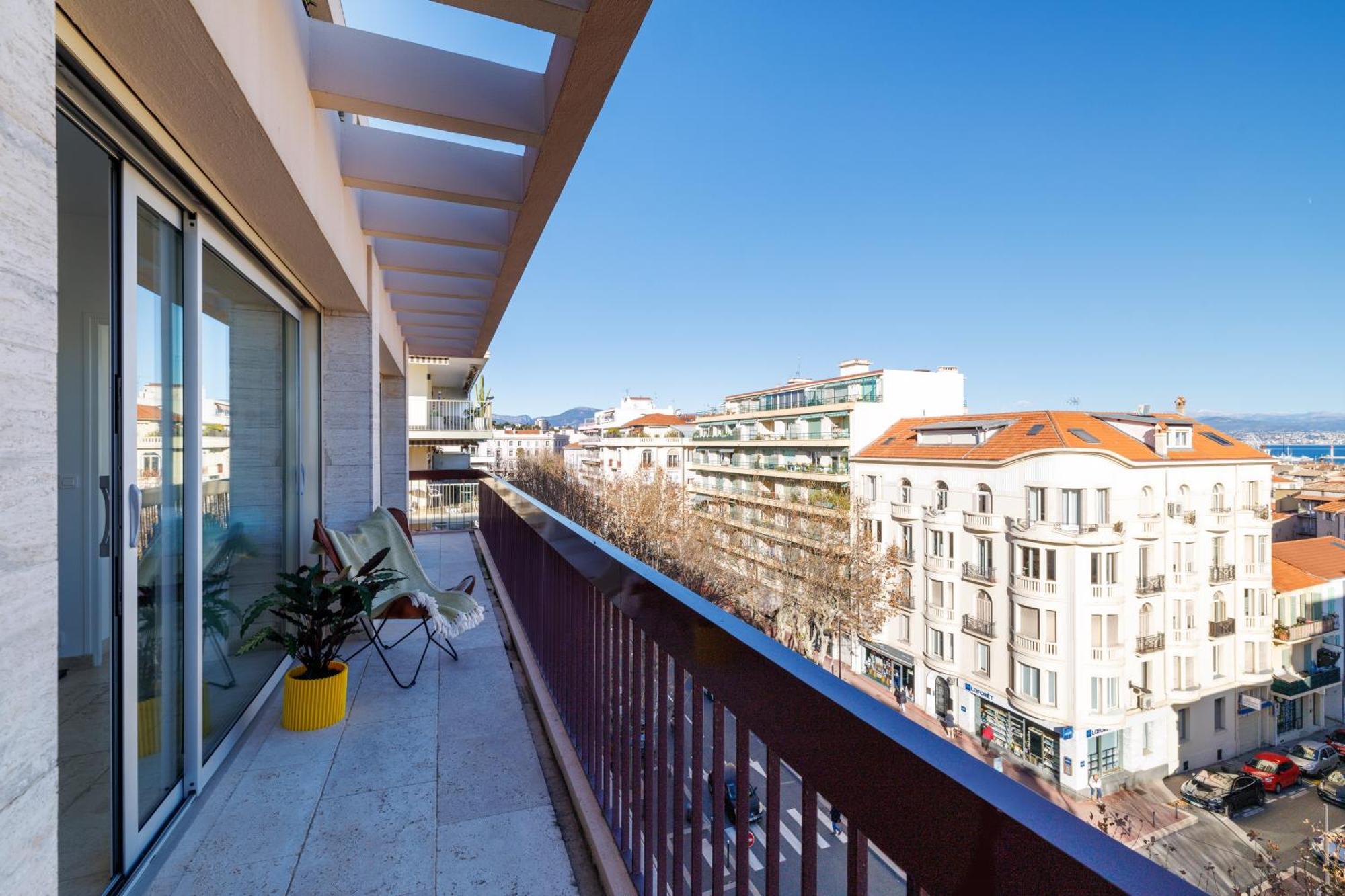 Skyline 2-bedroom Flat With Epic Views - Roi Chevalier *