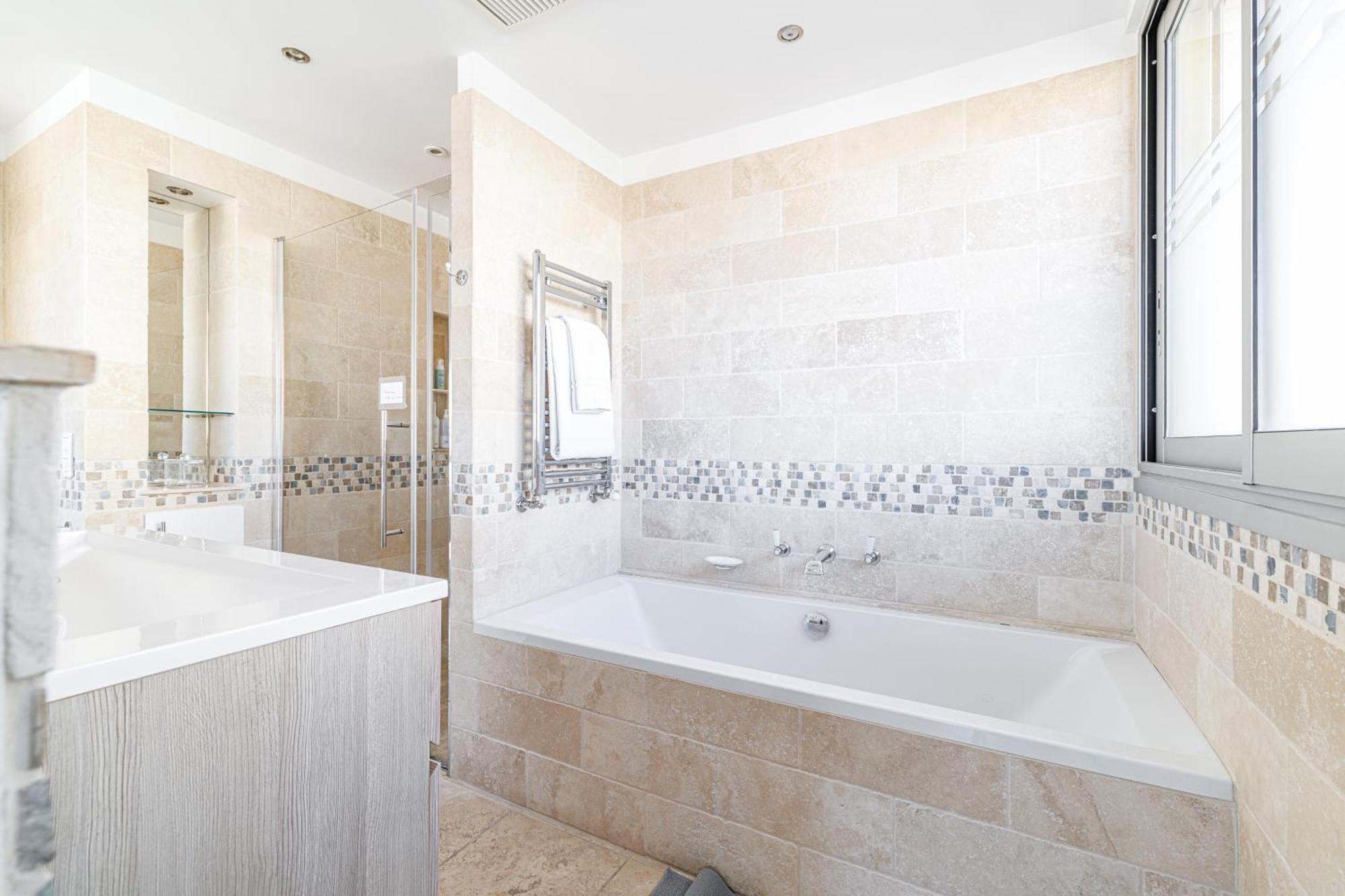 Skyline 2-bedroom Flat With Epic Views - Roi Chevalier Apartment *