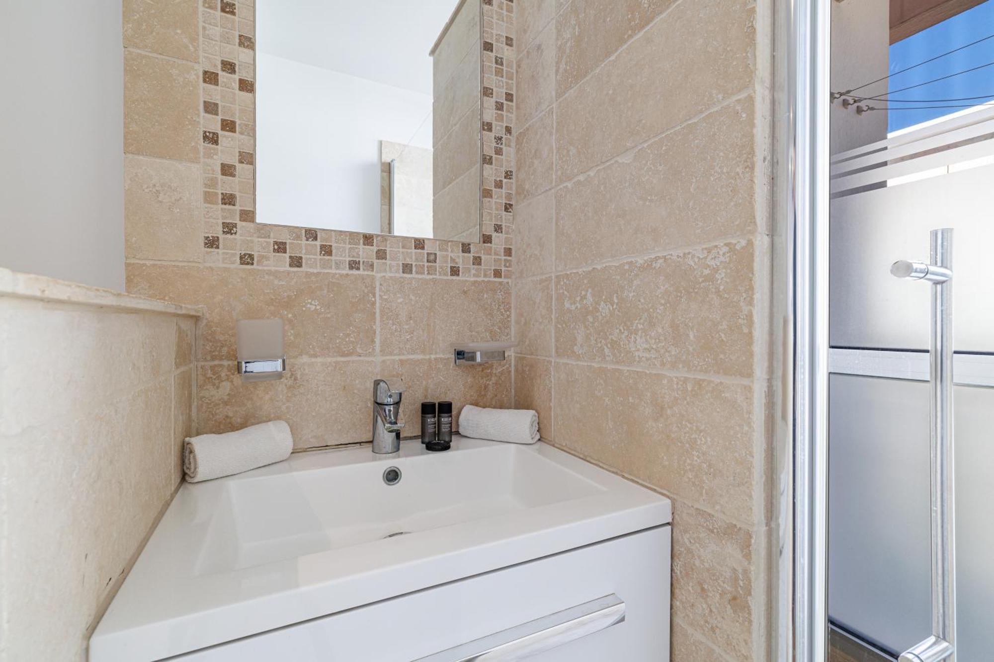 Skyline 2-bedroom Flat With Epic Views - Roi Chevalier *