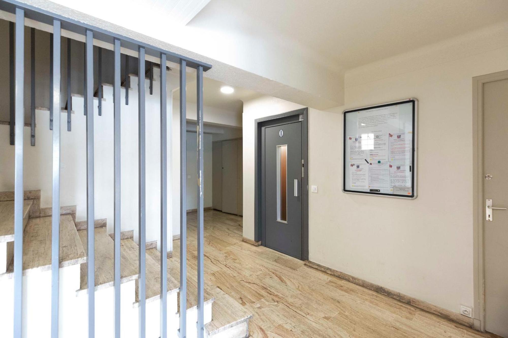 Center Of Spacious 2 Bedroom Flat With Terrace And Air Conditioning * Antibes