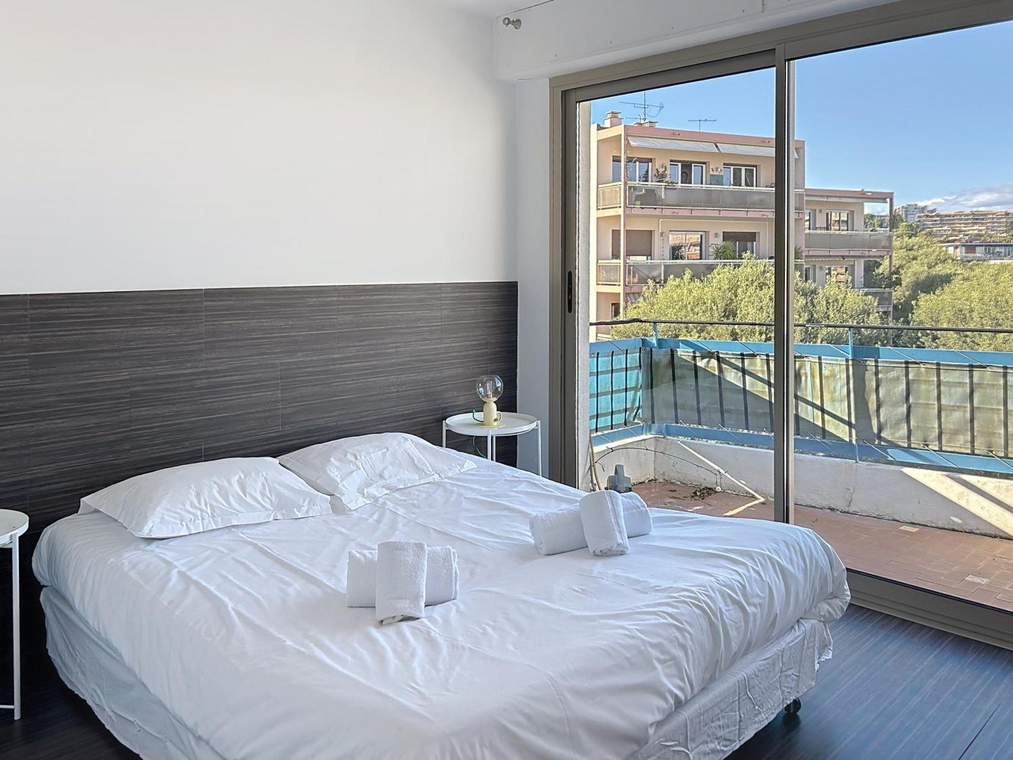 Apartamento La Pinede Equiped With Air Conditioning And A Pool! Antibes