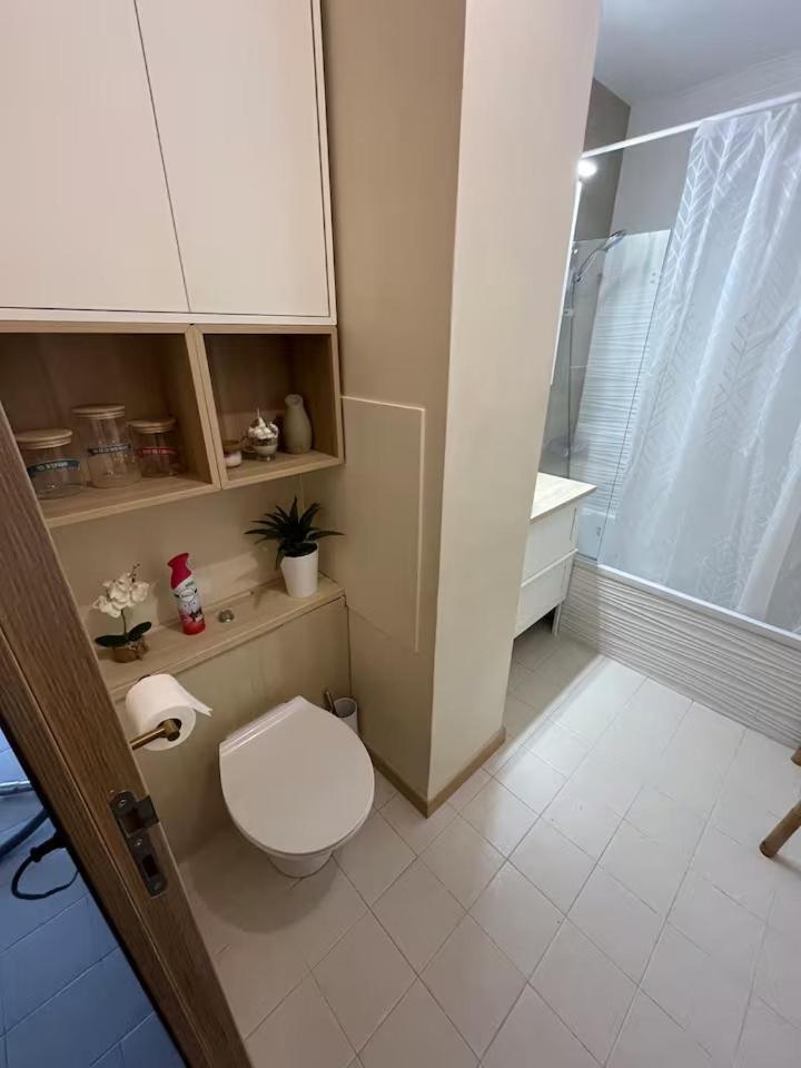 Before Submitting A Request Please Take A Moment To Read My Host Profile At Bottom Of Page To Ensure A Smooth And Personalized Stay Apartment *