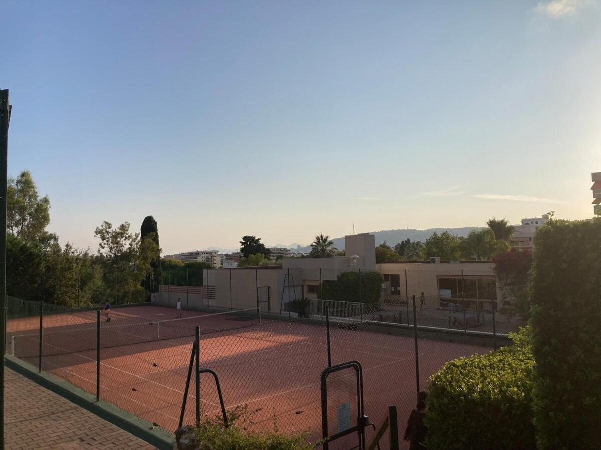 A 5 Minutes Du Centre De Juan Les Pins Et De La ! Dans Avec Piscine Et Terrain De Tennis Antibes